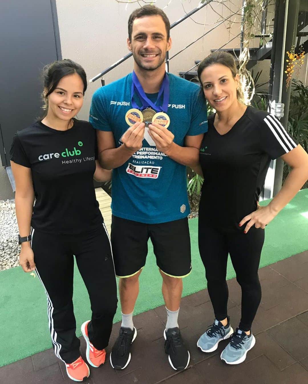 レオナルド・ジ・デウスさんのインスタグラム写真 - (レオナルド・ジ・デウスInstagram)「Hoje foi dia triplo com meu time!!! Nutri @jeaneegd , fisio @natan_cunha e fisio @carolluongocozer acompanhamento e muito trabalho pela frente!!! 💫🔥 #careclub #swimming」6月28日 2時59分 - leogdeus