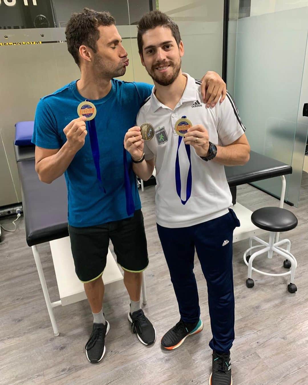 レオナルド・ジ・デウスさんのインスタグラム写真 - (レオナルド・ジ・デウスInstagram)「Hoje foi dia triplo com meu time!!! Nutri @jeaneegd , fisio @natan_cunha e fisio @carolluongocozer acompanhamento e muito trabalho pela frente!!! 💫🔥 #careclub #swimming」6月28日 2時59分 - leogdeus