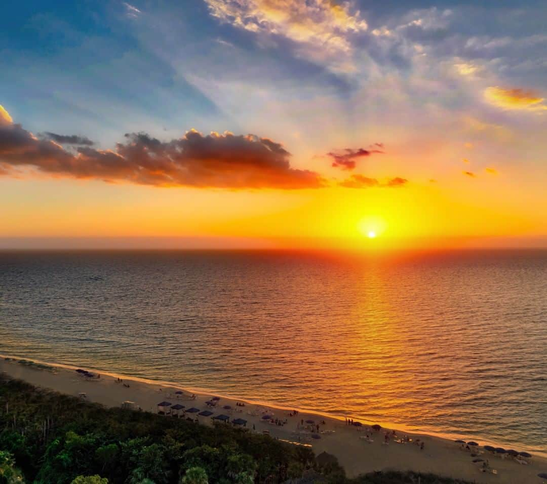 リッツ・カールトンさんのインスタグラム写真 - (リッツ・カールトンInstagram)「Relax along the Gulf Coast as a setting sun paints the sky in vibrant hues at The Ritz-Carlton, #Naples. ⁣⁠ ⁣⁠ #Florida #FL #SunshineState #GulfCoast #sunset #goldenhour #coast #beach #vibrant #horizon #relaxing #peaceful #retreat #vacation #majestic #travel #travelgram #Instatravel #traveldiaries #RCPartner via – @TreyRatcliff」6月28日 3時01分 - ritzcarlton