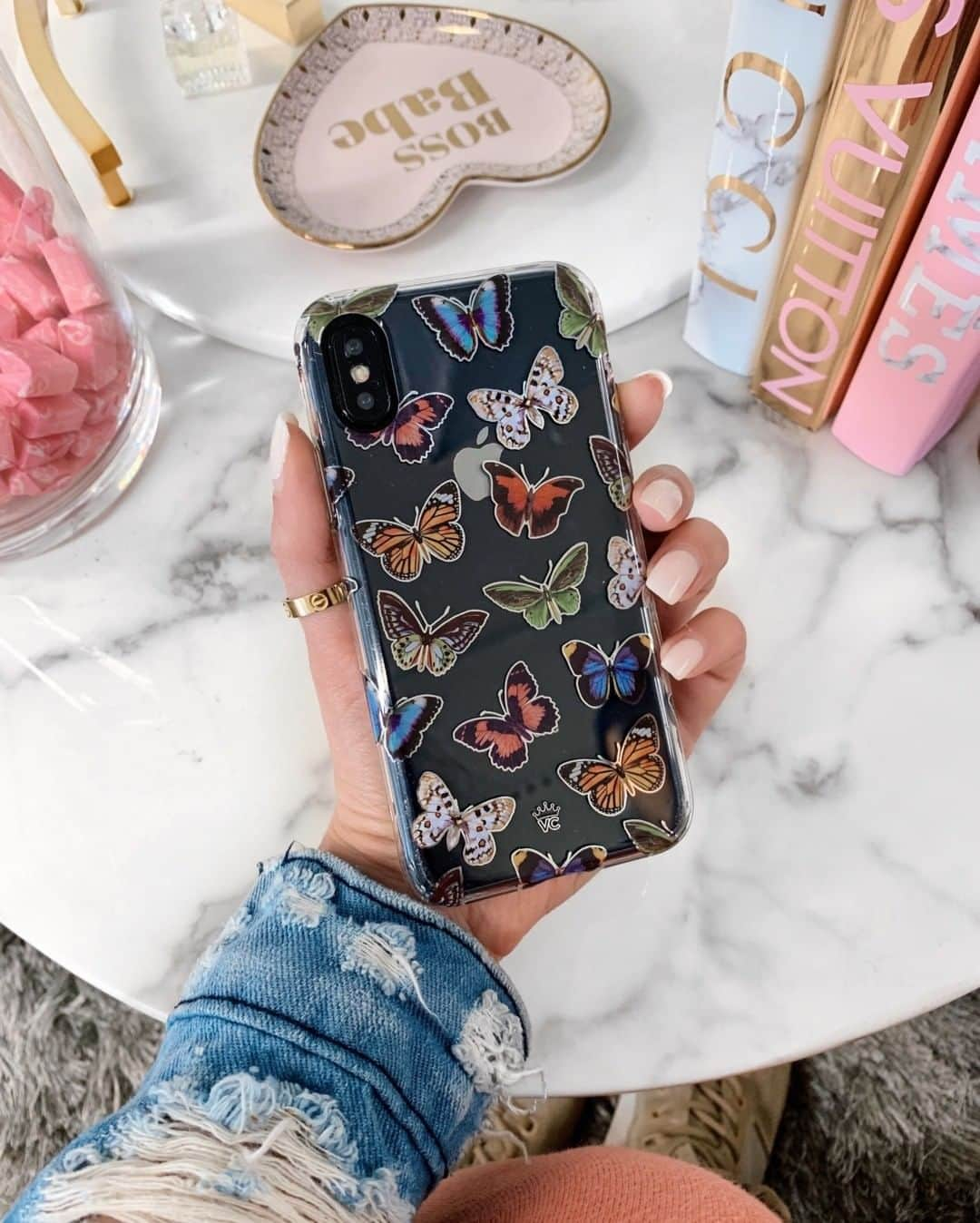 VELVETCAVIARさんのインスタグラム写真 - (VELVETCAVIARInstagram)「"We rise by lifting others." -- fave quote 🦋 ⠀⠀⠀⠀⠀⠀⠀⠀⠀ What quote do you live by? Share yours below. ⠀⠀⠀⠀⠀⠀⠀⠀⠀ Shop our Vintage Butterfly Case 👉 @velvetcaviar. #velvetcaviar」6月28日 3時01分 - velvetcaviar