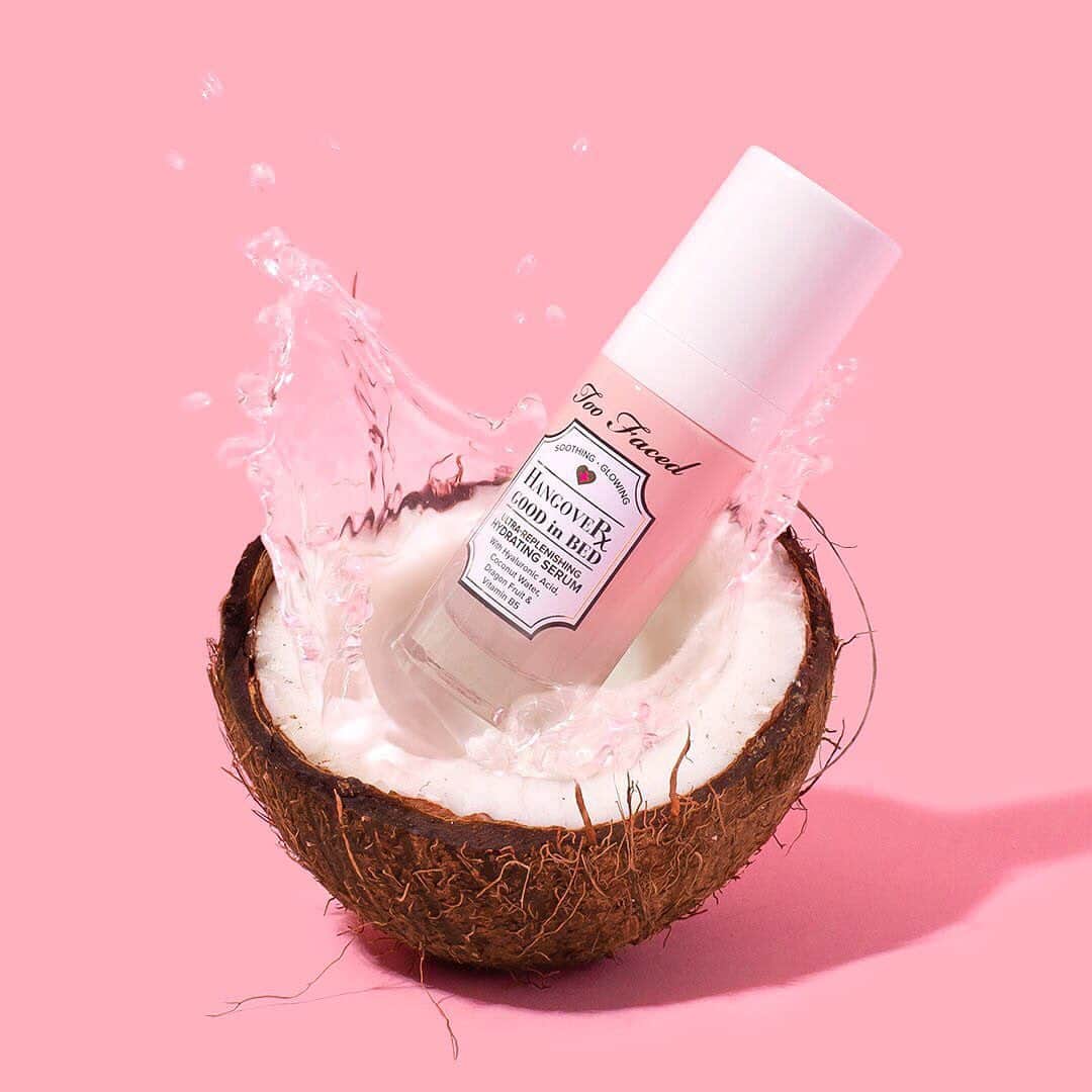Too Facedさんのインスタグラム写真 - (Too FacedInstagram)「Splash into hydration with our NEW Hangover Good in Bed - your day and night ultra-replenishing serum that works in and out of bed to hydrate your skin! 💦 This coconut water-infused formula delivers the ultimate lit-from-within glow. ✨ Available @sephora! #tfhangover #toofaced」6月28日 3時04分 - toofaced