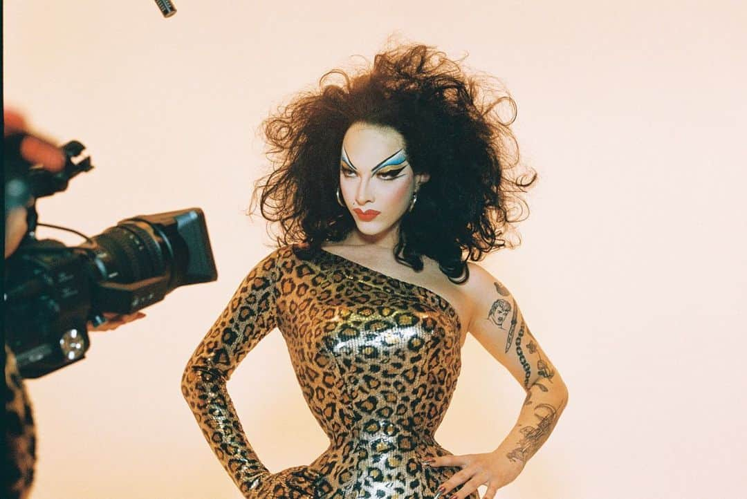 ヴァイオレット・チャチキさんのインスタグラム写真 - (ヴァイオレット・チャチキInstagram)「DIGITAL DRAG PRIDE EDITION - celebrating queer icons that have inspired me personally! @divineofficial Link in bio! 🌈🤡 bts pic by @ddiegovillarreal」6月28日 3時15分 - violetchachki