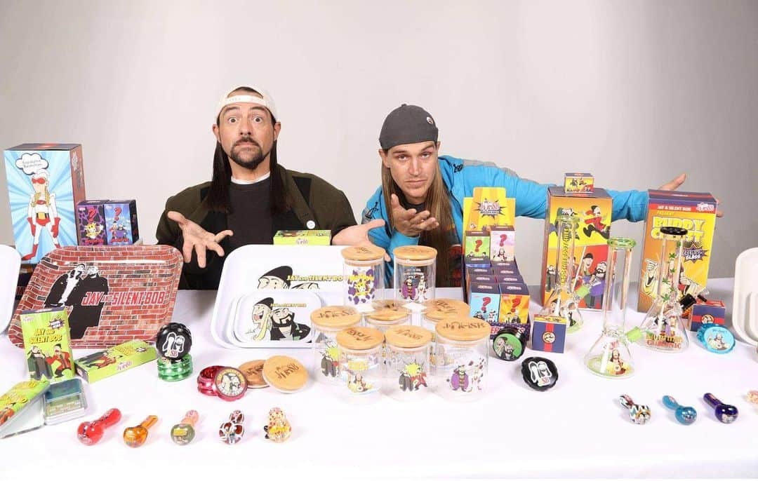 ケヴィン・スミスのインスタグラム：「The @jayandsilentbob line of @famousbrandz products comes with everything you see here. Greens not included. I love rolling on the face of @jaymewes (which sounds dirtier than I meant it)! Get trays, jars, grinders and glass - all just in time for #jayandsilentbobreboot! Available now at #famousbrandz (link in bio) and @jayandsilentbobstash! #KevinSmith #JasonMewes #jayandsilentbob」