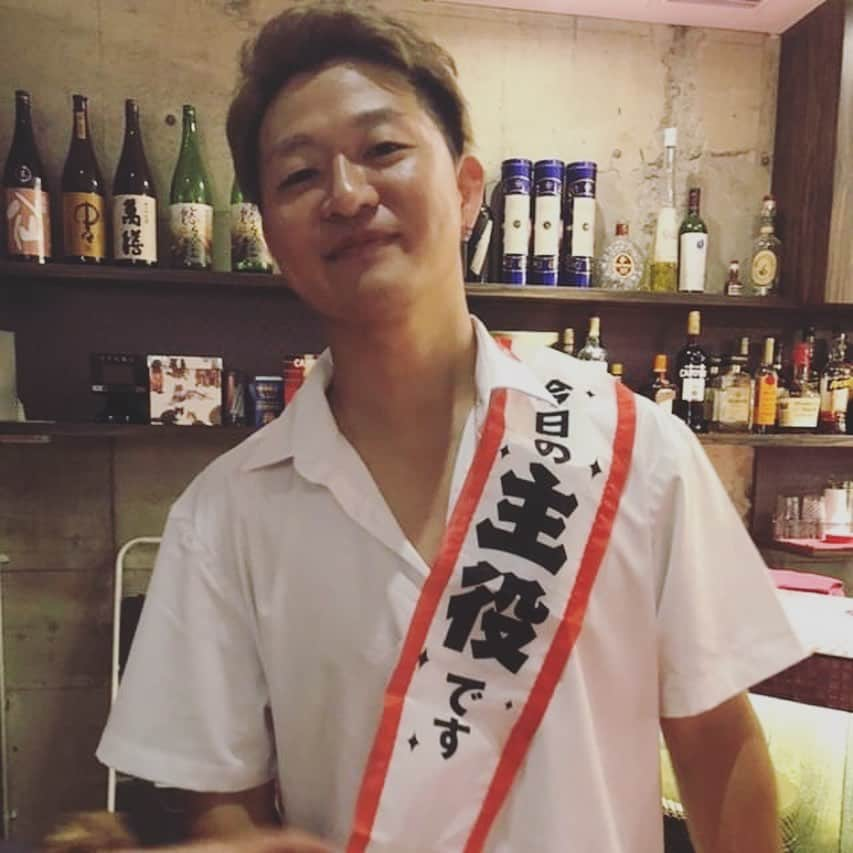 和田昌哉さんのインスタグラム写真 - (和田昌哉Instagram)「6/27 上條頌くんの誕生日をお祝いするX-Changeのライブ、来てくださった方々ありがとうございました！ . 1)キメポーズのしょうくん 2) ケーキでサプライズ 3) マナブンと俺からのプレゼントに喜んでくれたので、やったー！の図 4) 今日の主役です . 好きな音楽をプレイして、聞いてもらって、それが楽しいのはもちろんなんだけど、仲間がいるってこんなに嬉しい事なんだね。 . しょうくん、マナブン、来てくださった皆さんと音楽で繋がれたことに、心から感謝。 . Thank you for the friendship, musical connection, and all the fun we have when we’re together.  Happy birthday, Sho!」6月28日 3時15分 - masayawada