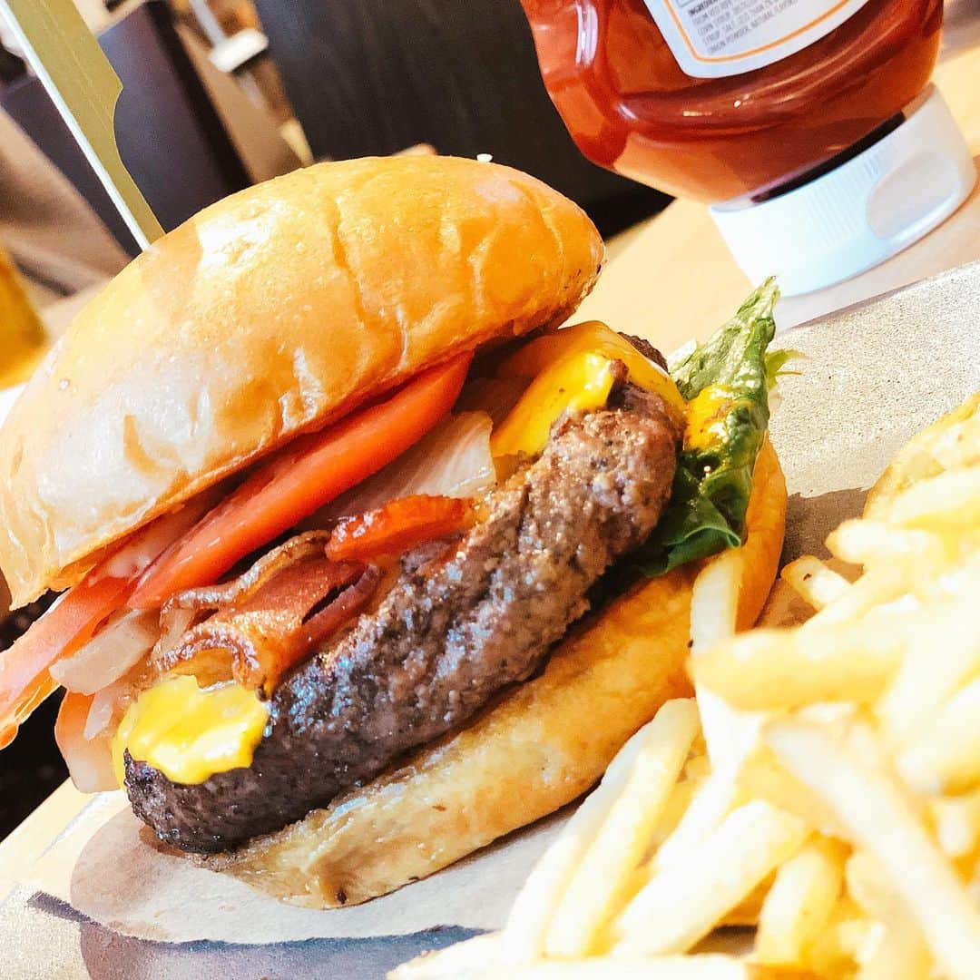 CHISA さんのインスタグラム写真 - (CHISA Instagram)「village burger bar🍔」6月28日 3時11分 - acme_chisa