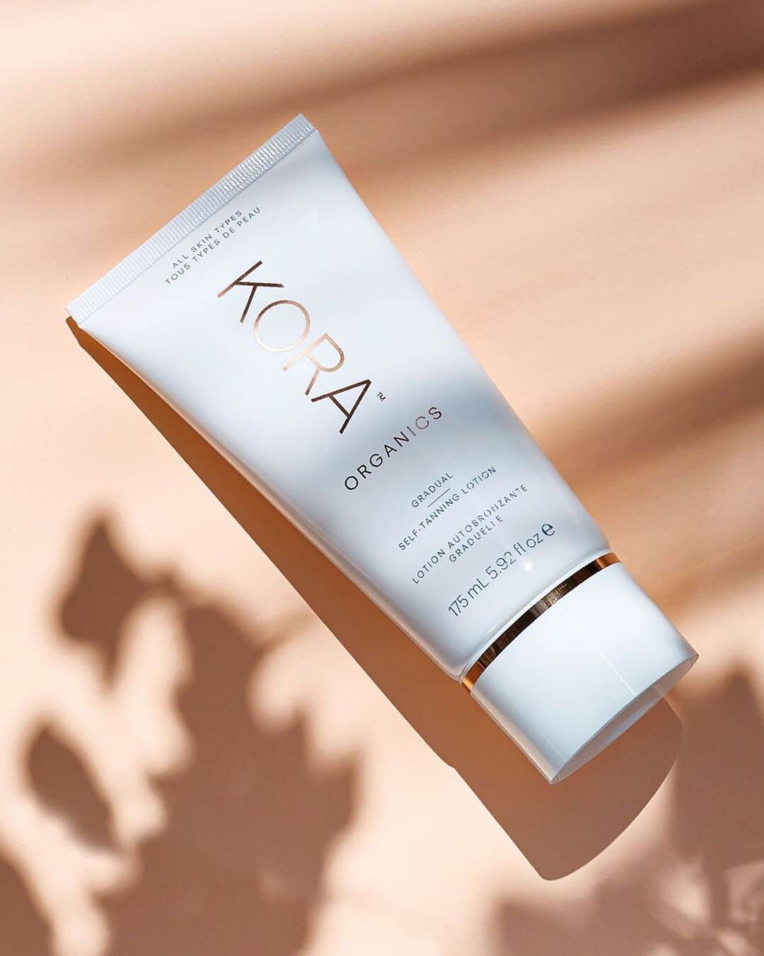 KORA Organicsさんのインスタグラム写真 - (KORA OrganicsInstagram)「Meet your best friend for the summer! ☀️ Our Gradual Self-Tanning Lotion delivers a gorgeous, buildable bronze so you can achieve a beach-ready glow. ✨ It also pairs perfectly with our Sun-Kissed Glow Body Oil for a Certified Organic shimmer. ✨ #KORAOrganics #MindBodySkin」6月28日 3時17分 - koraorganics