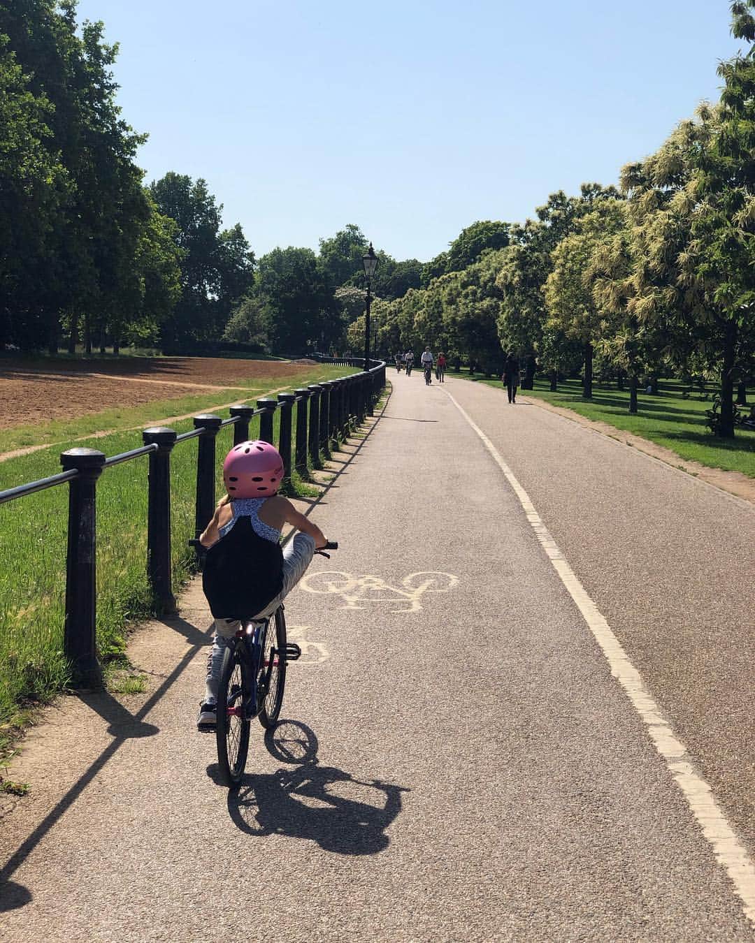 ケアリー・ハートさんのインスタグラム写真 - (ケアリー・ハートInstagram)「Blue bird skies here in London. Took the kids on a bike ride through Hyde park. Jamo is a lil @dualigroms」6月28日 3時21分 - hartluck