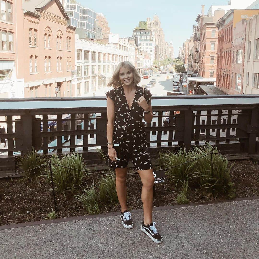 Cara Van Brocklinさんのインスタグラム写真 - (Cara Van BrocklinInstagram)「We had the best time in NY, but now I’m ready for a million cuddles from my babies! But quick note about NY, we stayed in TriBeCa this time and we absolutely loved it! I want to bring my kids back soon because it seemed so family friendly, and i know my kids would love it! Anyone else love that area?!」6月28日 3時28分 - caraloren