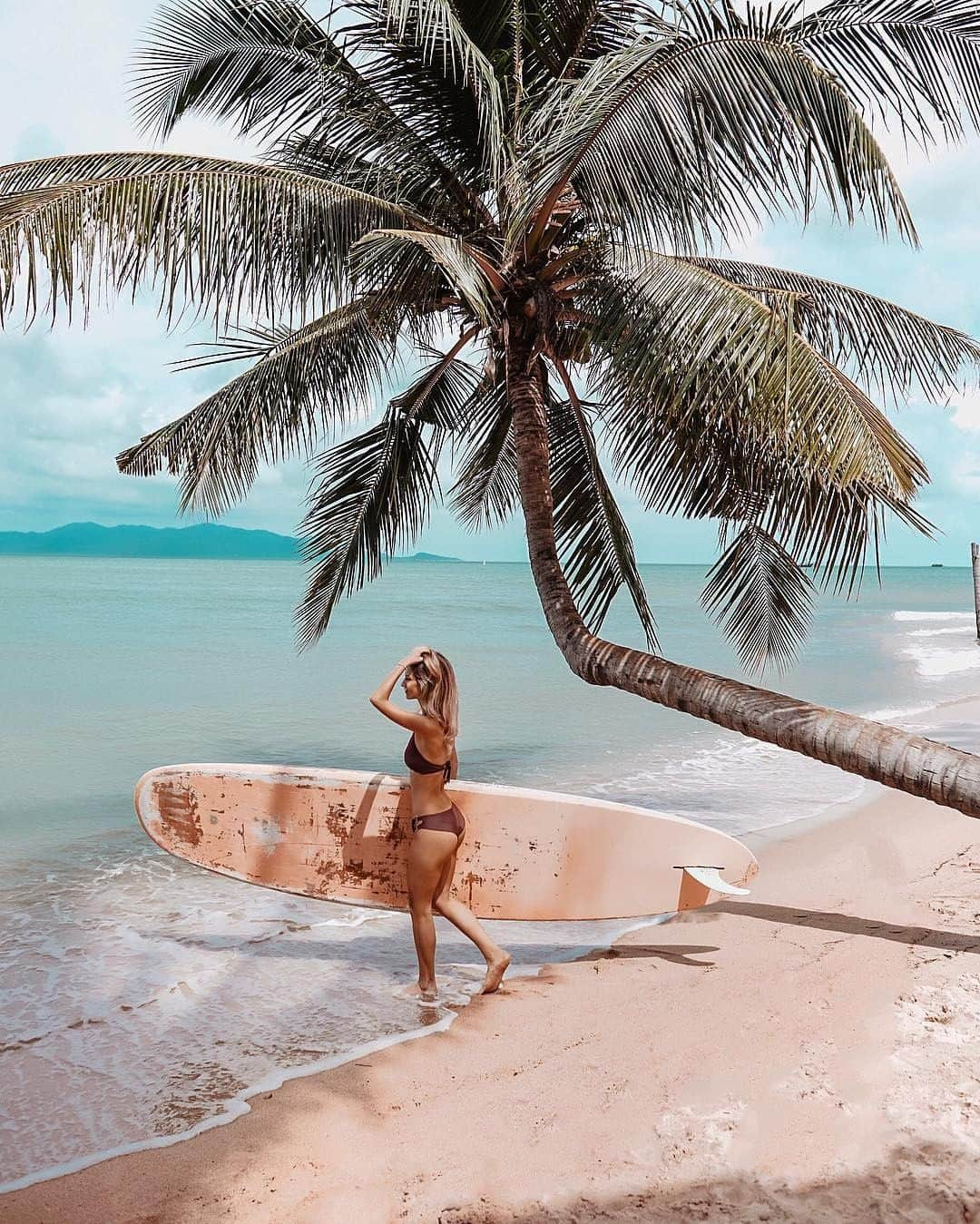 Kapten & Sonさんのインスタグラム写真 - (Kapten & SonInstagram)「#travelthursday - welcome to Koh Samui! Koh Samui is feeling the sand between your toes! 🏝️ Whether you're sun-seeking, dozing in a hammock, feasting on world-class cuisine, beach partying or discovering wellness in an exclusive spa, Ko Samui has it covered. ✨ @mari.newa eplores the island with a stand up paddle! We love it! 🌊 ⁠ .⁠ .⁠ .⁠ #girlslovetravel #passionpassport #traveltogether  #thetravelwoman #jetsetter #globetrotter #sheisnotlost #wearetravelgirls #kohsamui⁠」6月28日 3時30分 - kaptenandson