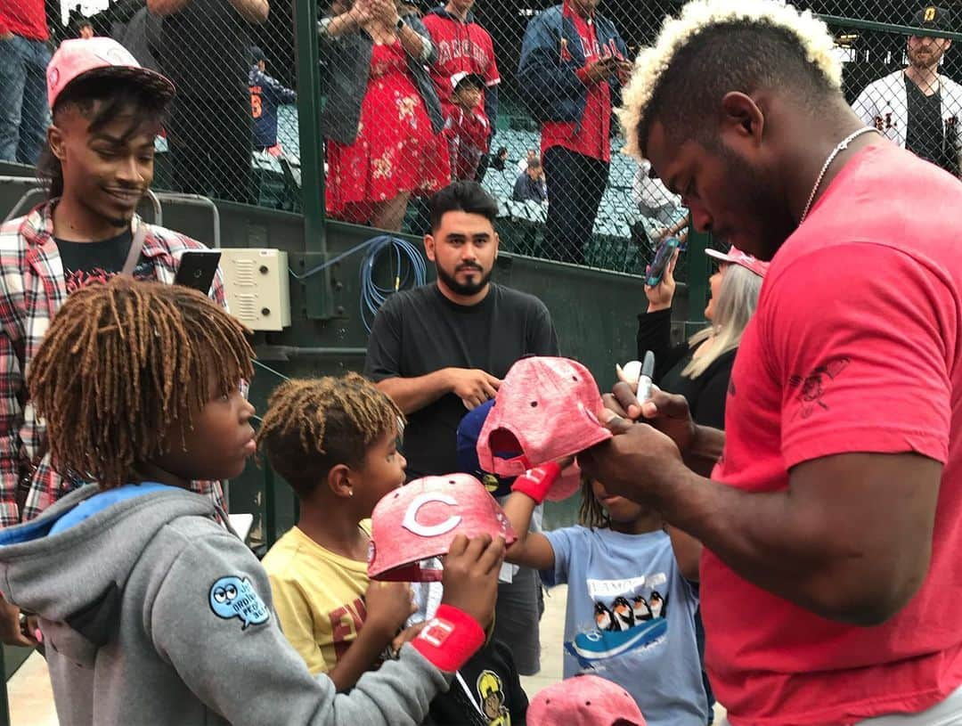 ヤシエル・プイグさんのインスタグラム写真 - (ヤシエル・プイグInstagram)「I loved to meet these kids and their families in Anaheim this week. Southern California and my fans there will always be very special to me. I hope you enjoy the game! ❤️🙌🙏」6月28日 3時33分 - yasielpuig