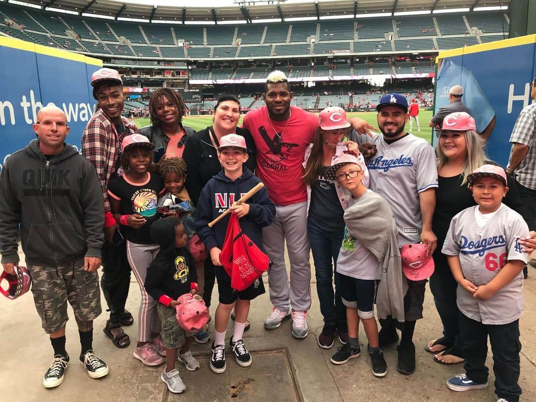 ヤシエル・プイグのインスタグラム：「I loved to meet these kids and their families in Anaheim this week. Southern California and my fans there will always be very special to me. I hope you enjoy the game! ❤️🙌🙏」