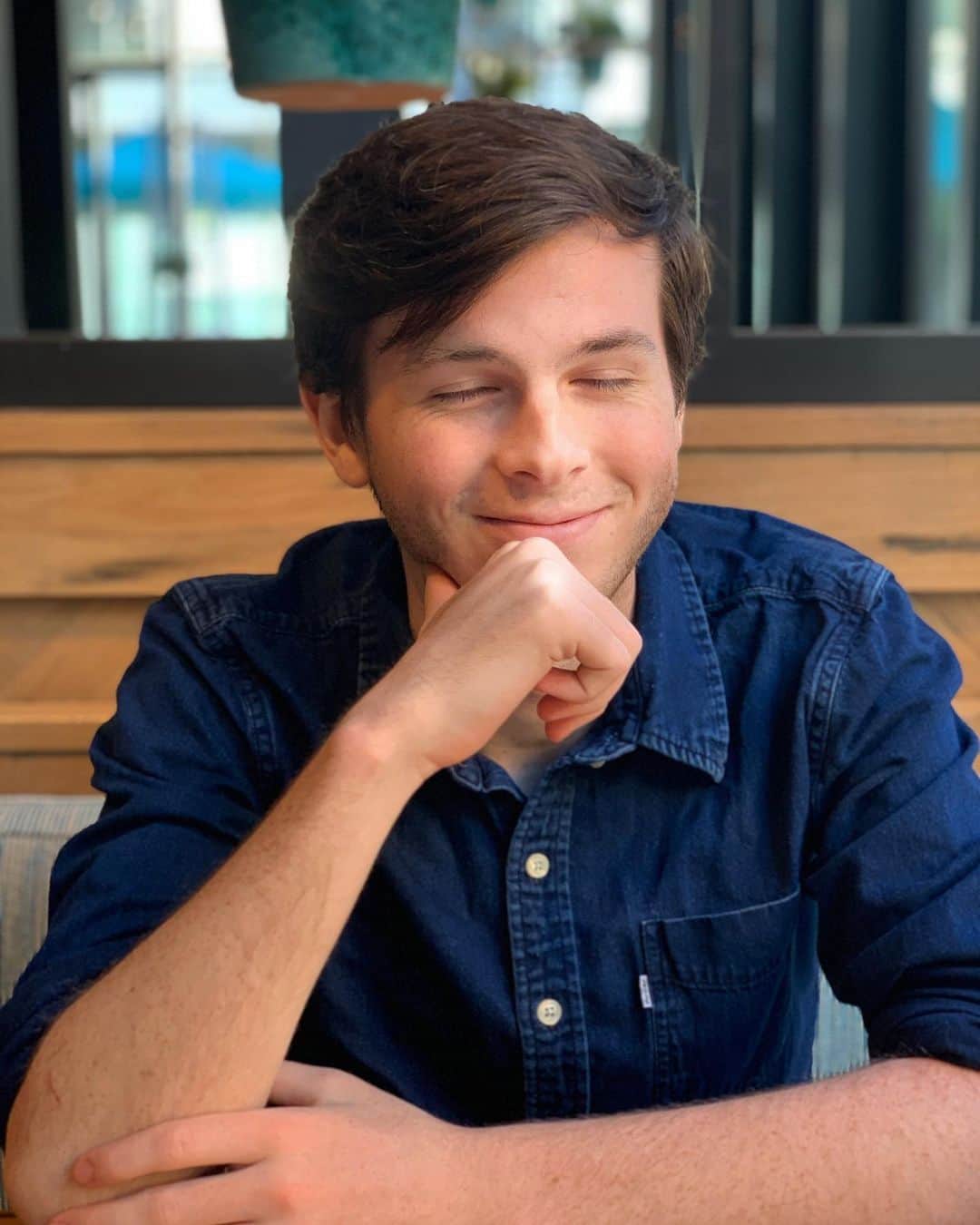 チャンドラー・リッグスのインスタグラム：「uhh i'm really not ready to be a real adult at all please someone help  but for real, thanks for the bday wishes. yall are the best」