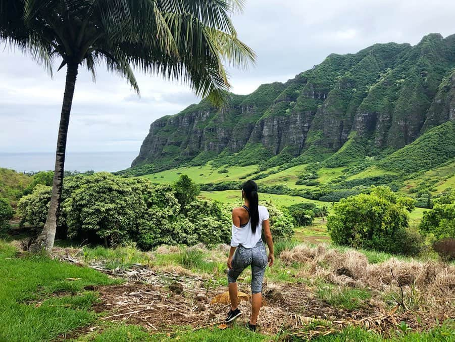 ニコール・シャージンガーさんのインスタグラム写真 - (ニコール・シャージンガーInstagram)「Taking it all in 🙌🏽 Established in 1850, Kualoa is one of the most historically significant areas on Oʻahu, and in ancient times, it was one of the most sacred places on the island! Legends say Kualoa was once a pu’uhonua (place of refuge), where kanaka maoli (Hawaiian natives) could come to seek forgiveness. It was also used to host the Makahiki, an annual event where kanaka maoli came to train and participate in warrior games of skill. Our goal is to protect and enhance the natural beauty of these lands while developing sustainable recreational, agricultural and aquacultural enterprises that are compatible with the environment ♥️ #kualoa #kualoaranch #jurassicvalley」6月28日 3時38分 - nicolescherzinger