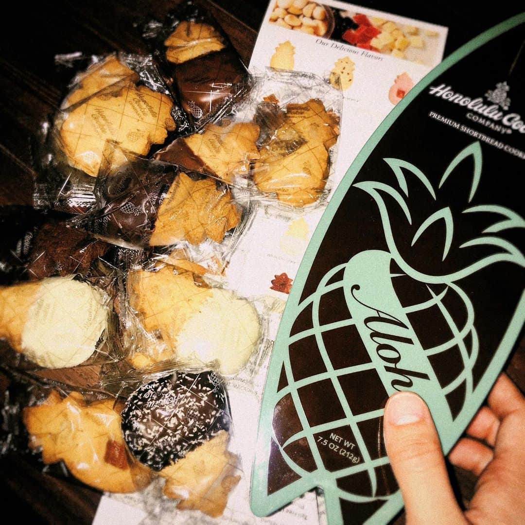 のインスタグラム：「. ハワイのお土産で頂いた クッキーが美味しすぎます 🍪 . 特にDark Chocolate Coconut が好みです…！ . #hawaii  #honolulucookie #🍪」