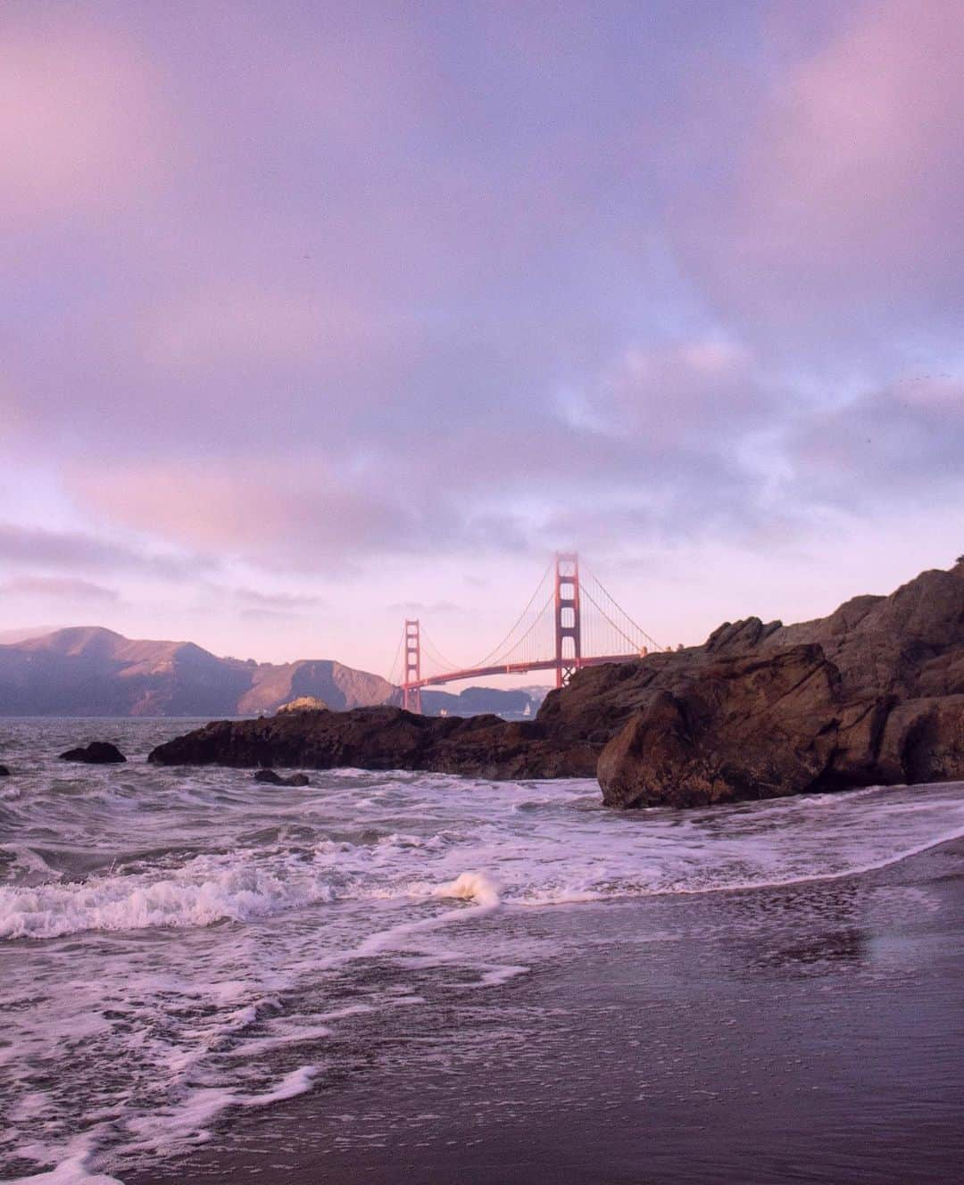 AIR CANADAさんのインスタグラム写真 - (AIR CANADAInstagram)「This *golden* view brought to you by San Francisco and @veronica_alcocer. Head west with our non-stop year-round flights from Calgary, Edmonton, Montreal, Toronto and Vancouver! . . Ce paysage haut en couleur de San Francisco est une gracieuseté de @veronica_alcocer. Partez pour la côte ouest grâce à nos vols sans escale offerts à l’année au départ de Calgary, Edmonton, Montréal, Toronto et Vancouver!」6月28日 3時52分 - aircanada