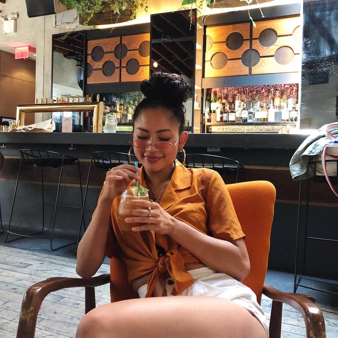 エイミー・ファムのインスタグラム：「get yourself a best friend like @andriakitti who takes the best high quality photos of you because you match the chair you’re sitting in 🧡」