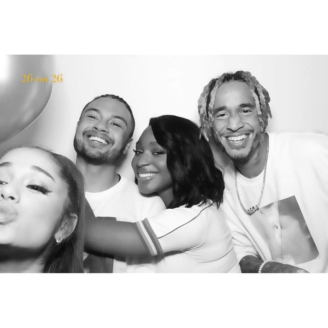 アリアナ・グランデさんのインスタグラム写真 - (アリアナ・グランデInstagram)「✨🌙」6月28日 4時14分 - arianagrande