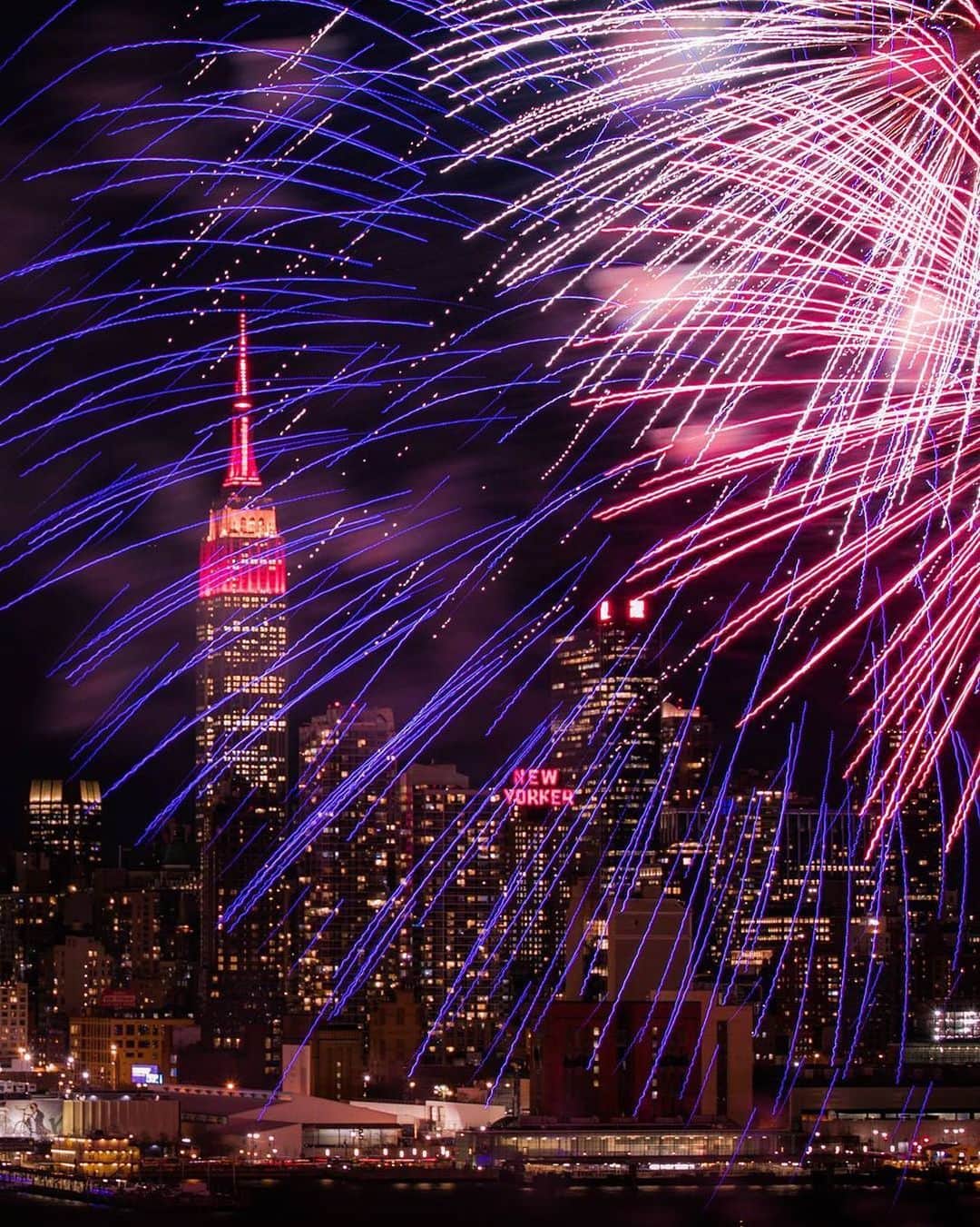 Empire State Buildingさんのインスタグラム写真 - (Empire State BuildingInstagram)「A champagne toast with all of NYC lit up by fireworks as your backdrop? It’s your dream July 4th experience come true. 🥂 . Book now with link in bio! #EmpireStateBuilding 👆 . 📷: @photoin.nyc ✨ . . . . . . . . #explorenewyork #explorenyc #newyorkinstagram #bestplacestogo #instatravel #ourplanetdaily #igersofnyc #seeyourcity #ilove_newyo #newyorkcity #newyork #discovernewyorkcity #nyc #discovernyc #newyorkcitylife  #worldtraveler #what_i_saw_in_nyc #igrecommend #newyorkinsta #visualsoflife #mynycmoment #streetphotography #mood #iamatraveler  #ig_masterpiece #unlimitedny」6月28日 4時24分 - empirestatebldg
