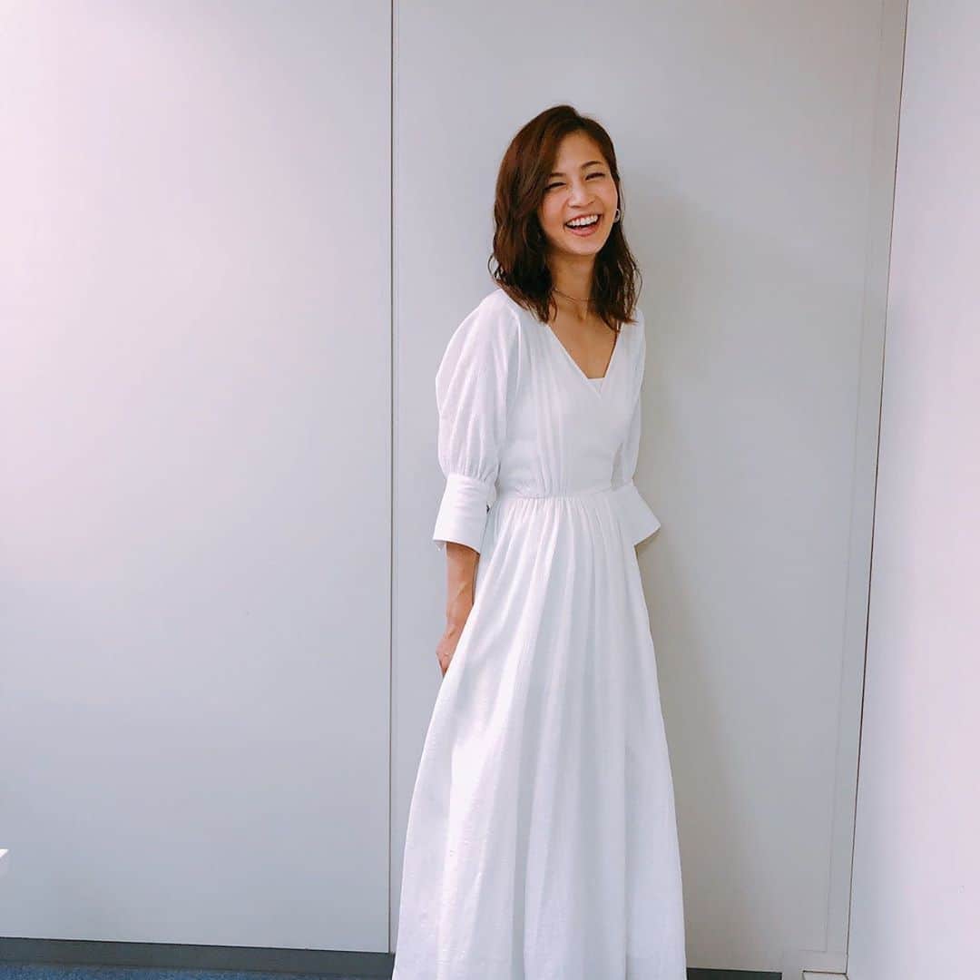 安田美沙子さんのインスタグラム写真 - (安田美沙子Instagram)「こないだの収録の衣装❤️ 背中が開いてるのが、かわゆかった✨ dress... @etretokyo のワンピース。日本酒を飲みすぎたのと、湿気で目が覚めた、深夜の更新⭐️」6月28日 4時25分 - yasuda_misako