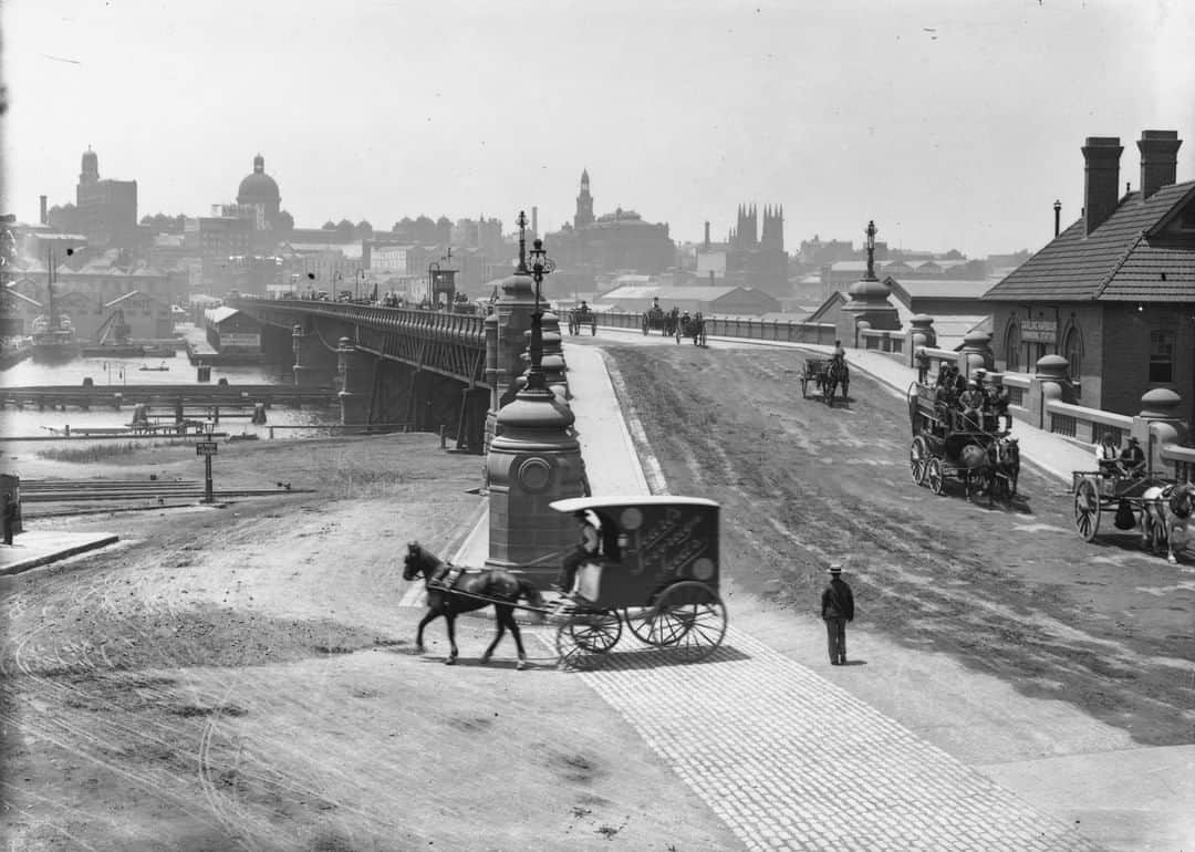 パワーハウスミュージアムさんのインスタグラム写真 - (パワーハウスミュージアムInstagram)「On this day in 1902, Pyrmont Bridge was first opened to connect pedestrian and coach traffic to the city. This image of the entrance to the bridge with the city in the background, was taken in 1902 and is part of the museum's Tyrell collection.  #MAAScollection #pyrmontbridge #sydney #historicsydney」6月28日 10時00分 - powerhousemuseum