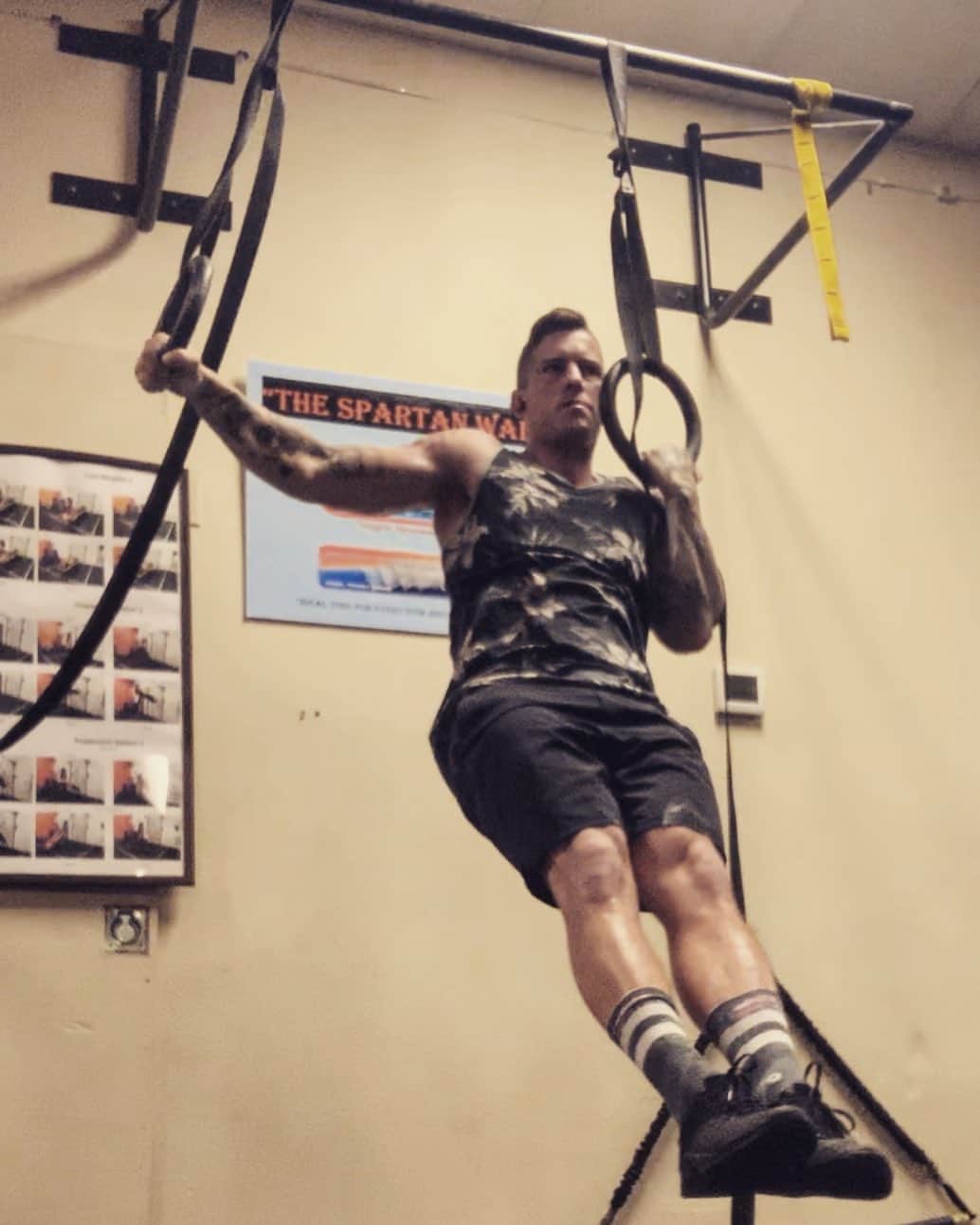 ザッキー・ヴェンジェンスのインスタグラム：「Pop lock and one arm drop it 💪🏻♻️ #musician #fitnessmotivation #ringworkout #tattoos #coreworkout #palmdesert #strong」
