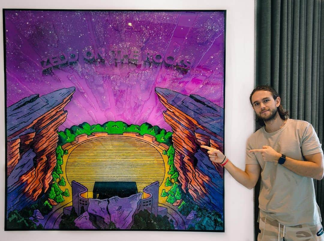 ゼッドさんのインスタグラム写真 - (ゼッドInstagram)「Hey guys I just wanted to show you this AMAZING art piece I just got by @mollyschwartzstudio !!! It’s really hard to see on the pic but she painted the Zedd on the Rocks art by @lukeymcgarry on wood and layered it with glass, then broke the glass and then poured in epoxy so now the glass stays like this forever and isn’t sharp / dangerous and looks sort of 3 dimensional.  PLS CHECK HER OUT. incredibly creative and kind artist who makes breathtaking / unique art by!! ♥️ @mollyschwartzstudio」6月28日 4時40分 - zedd