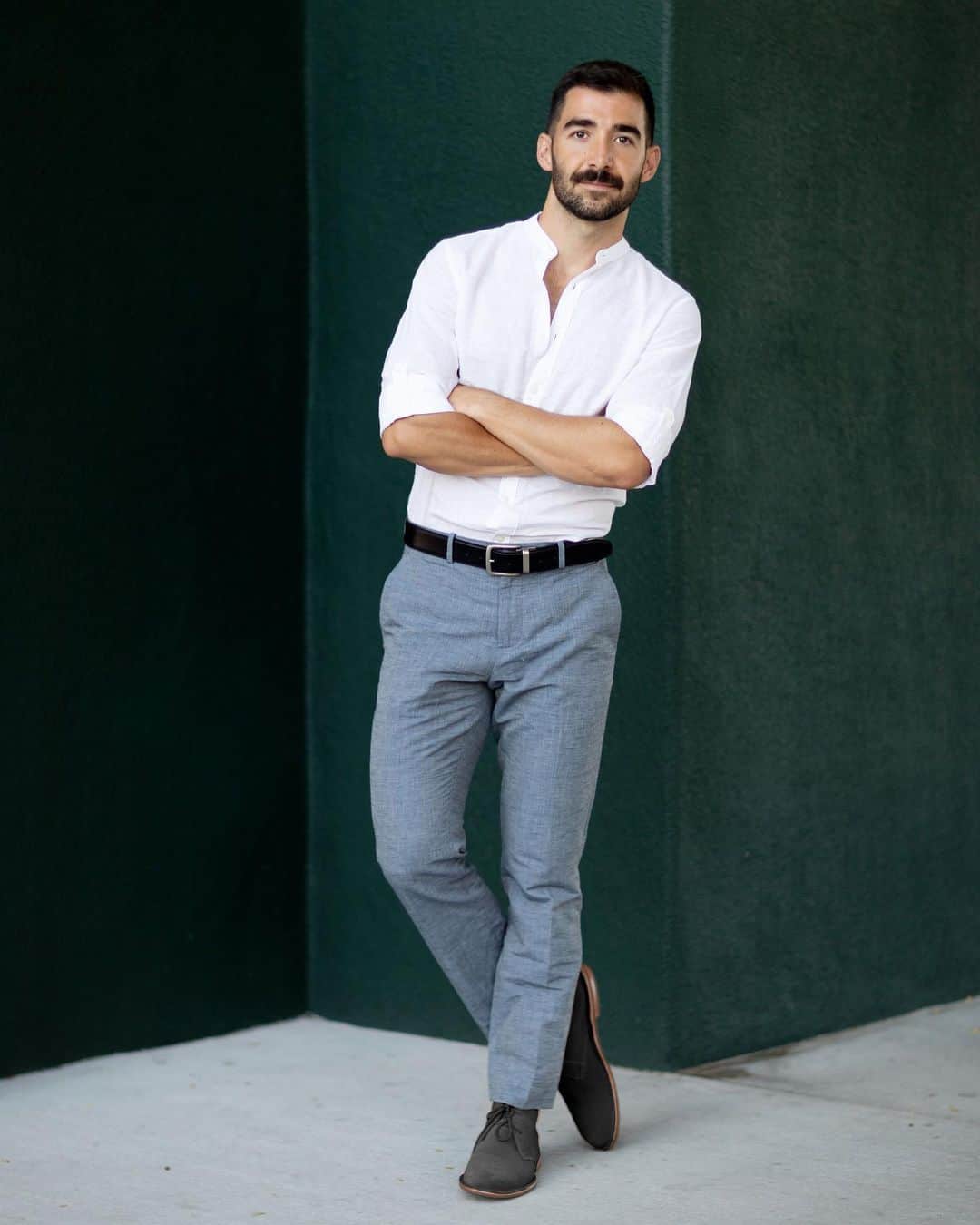 ペリーエリスのインスタグラム：「Keep cool this summer in our breathable lightweight linen. Tap to shop. #PerryEllis #LifeReadySince1976 📷 @davecoast」