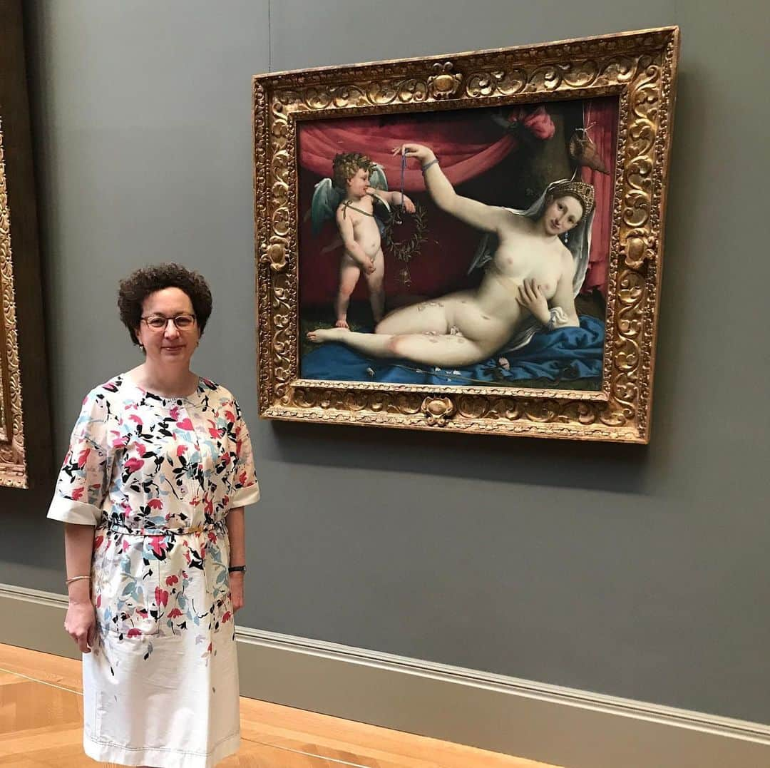 メトロポリタン美術館さんのインスタグラム写真 - (メトロポリタン美術館Instagram)「Today's #MetCameo comes from Andrea Bayer, Deputy Director for Collections and Administration at The Met, who shares Lorenzo Lotto's "Venus and Cupid":⁣ ⁣ “I love the humor, the beauty of the details, and the sense of being invited deep into Renaissance culture. This is an unusual and extraordinary painting by Lorenzo Lotto, an unusual and extraordinary Renaissance artist. Here he shows us Cupid arriving at his mother Venus’s bower, urging her to come and participate at a wedding—the visual equivalent of a marriage poem. Lotto doesn’t skip any of the possible details, including that of Cupid peeing through a wreath—a Renaissance symbol of fertility.”⁣ ⁣ 🎨 Lorenzo Lotto (Italian, ca. 1480–1556). Venus and Cupid, 1520s. Oil on canvas. On view in Gallery 638. #TheMet」6月28日 5時01分 - metmuseum