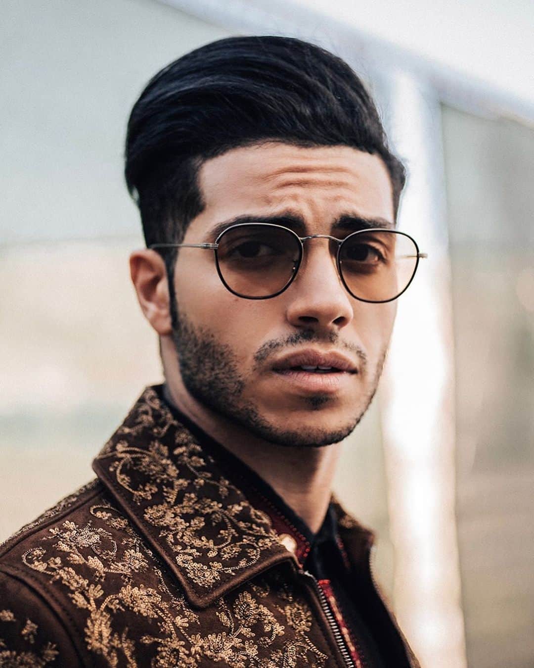 メナ・マスードのインスタグラム：「You talkin to me? Wear your favorite pair of sunglasses today and walk with swag! #NationalSunglassesDay」