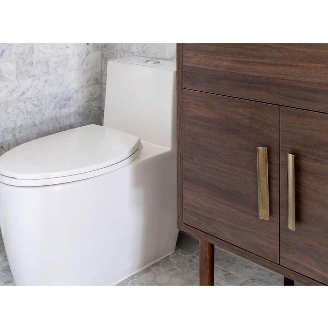 エリン フェザーストンのインスタグラム：「I have to confess that choosing a toilet for my NYC reno was one of the design choices I procrastinated on...I mean, there are a lot more exciting things to think about...but it ended up being a hugely important choice.  I wanted a modern but feminine silhouette- fortunately I found this beauty on @buildcom and I must say, she’s sparked love for a previously under appreciated category of plumbing fixtures for me.#thefetherednest」