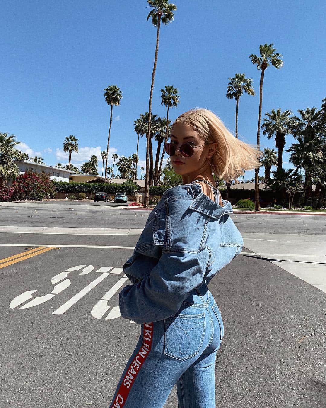 のインスタグラム：「Clear skies, mainly sunnies 🔆 ⠀⠀⠀⠀⠀⠀⠀⠀ @jourdansloane shows off her National #SunglassesDay style in #CALVINKLEIN — featuring our Unisex Round frames for #Summer2019 📸: @theglasscamera ⠀⠀⠀⠀⠀⠀⠀⠀ Tap to shop 🔝[US]」