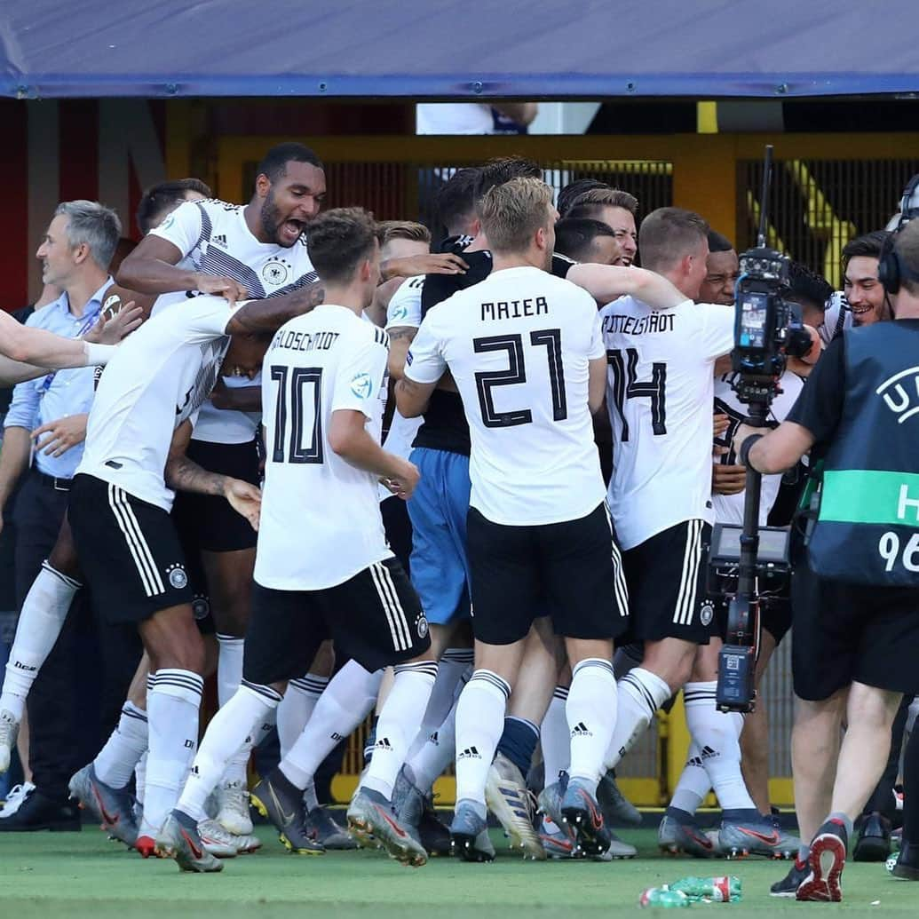 ヨナタン・ターさんのインスタグラム写真 - (ヨナタン・ターInstagram)「TEAM‼️💪🏾👊🏾🇩🇪 #u21euro #finale #herzzeigen #dieuestaucontrôle 🙏🏾 #IWILL」6月28日 5時12分 - jonathantah_