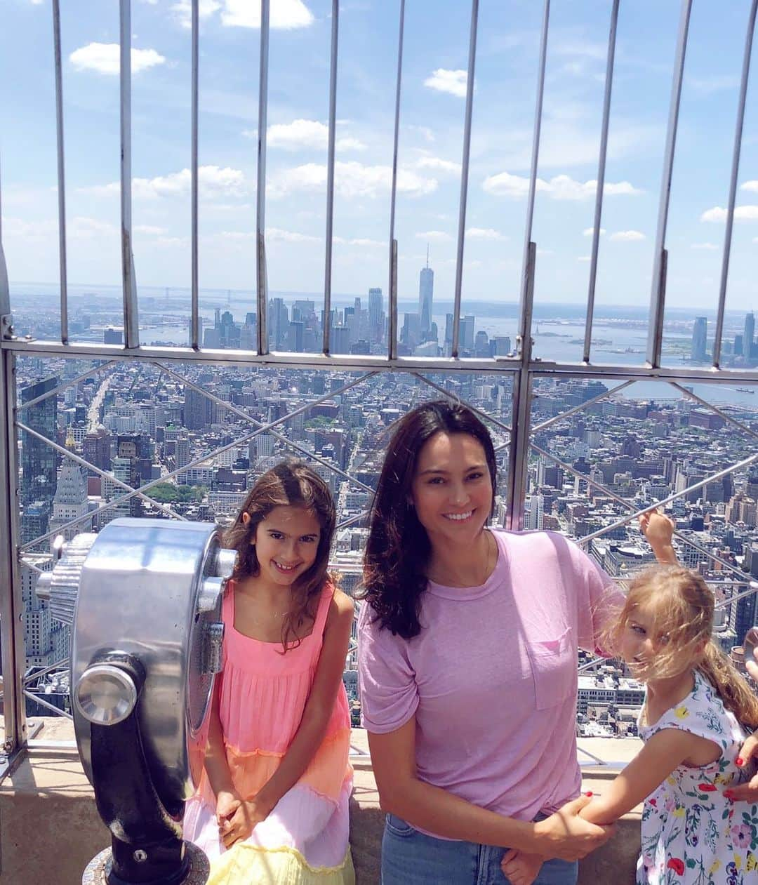 エマ・ヘミングさんのインスタグラム写真 - (エマ・ヘミングInstagram)「Sittin’ on top of the world 🥴🤢 #vertigo @empirestatebldg」6月28日 5時22分 - emmahemingwillis