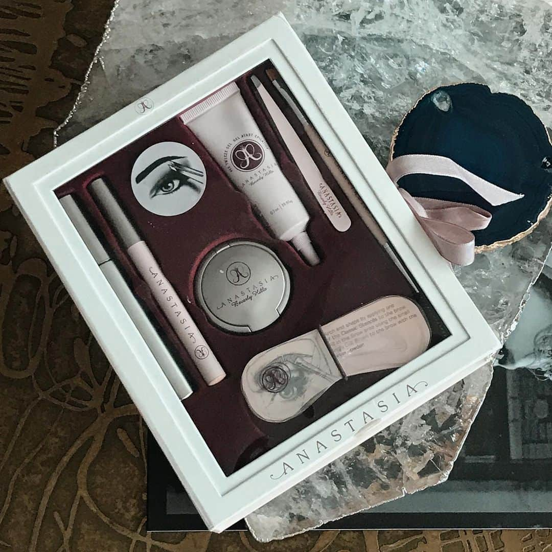 Anastasia Beverly Hillsさんのインスタグラム写真 - (Anastasia Beverly HillsInstagram)「#tbt  Anastasia’s first brow kit in 2000  #anastasiabrows」6月28日 5時43分 - anastasiabeverlyhills