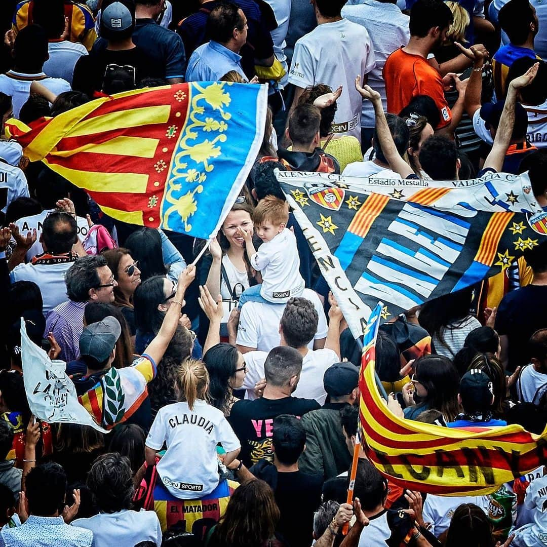 バレンシアCFさんのインスタグラム写真 - (バレンシアCFInstagram)「Miss you fam! 🔥 . Pasado, presente y FUTURO 🦇 . YO también voy con las camisetas del @valenciacf aunque no haya partido 🙋🏼‍♀️🙋🏻‍♂️ ¿y tú? 😏 . #CiutatDeChampions 🌟」6月28日 5時41分 - valenciacf