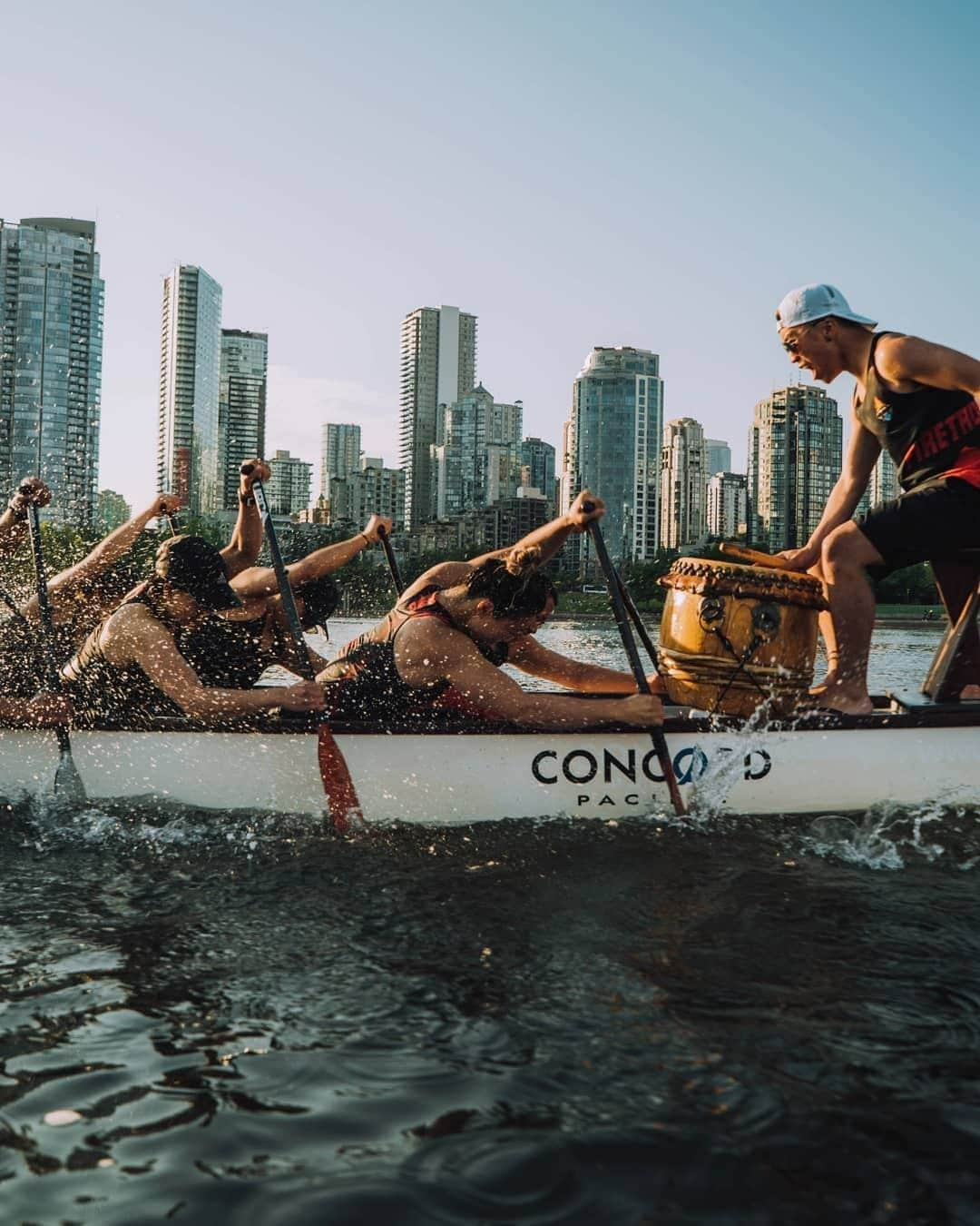 バンクーバー観光局- Tourism Vancouverさんのインスタグラム写真 - (バンクーバー観光局- Tourism VancouverInstagram)「毎年恒例の Dragon Boat Festival がバンクーバーの False Creek で先週末に開催されました。白熱した試合に加え、バンクーバーらしい美しい風景を楽しめるので、毎年多くの人が訪れる人気イベントです。 ﻿ 📷 : @corimdg(Instagram)﻿ .﻿ .﻿ .﻿ #カナダ #バンクーバー #Vancouver #旅 #旅行 #女子旅 #旅好き #一人旅 #海外旅行 #トラベル #旅女子 #旅行好きな人と繋がりたい #旅好きな人と繋がりたい #旅行好き #旅行大好き #旅行行きたい #旅に出たい #海外 #旅の記録 #旅の思い出 #旅行記 #旅したくなるフォト #マイトリップ #マイトリ #retrip_global #風景 #世界一周 #ダレカニミセタイケシキ #ドラゴンボートフェスティバル #スポーツ﻿」6月28日 6時00分 - vancouvertabi