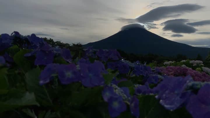 phantastic420のインスタグラム：「. 🤩🤩“Shizuoka” prefecture in Japan is a place where you can see the most “phantastic” Mt. Fuji🗻 in the world.🤩 #富士山 #mtfuji #japan #shizuoka #fujinomiya  #phantastic420photography #mostphantasticmtfuji #selamatpagi  #goodmorning  #おはようございます 😇😇😇😇😇😇😇🗻😇😇」