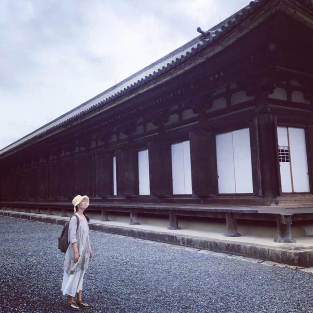 のインスタグラム：「16年前の4月5日に、 三十三間堂で 仏前結婚式を挙げました。  久しぶりに、 お礼参り的に参拝を。  本堂の受付に居た お坊さんに、以前 ここで結婚式を 挙げて頂いた者です。と 声をかけたら。  とても喜んで下さって 色々と お話ししてくれました。  記録を出してきて下さり、 こちらで 結婚式を挙げたのは 9組目だったと発覚。  不慣れだった頃ですね、 何かと ご迷惑をおかけしたかもと 謙遜されてました😅  勇気出して、 声かけて良かったぁ。  その節は、 ありがとうございました。  また来ますね。  #三十三間堂  #仏前結婚式  #お礼参り  #wedding  #国宝  #nationaltreasure  #16年前  #蓮華王院  #sanjyusangendo  #観音菩薩  #千体千手観音立像  #千手観音坐像  #temple  #ご先祖様 に #ご報告 的な #結婚式  #4月5日  #桜の季節 に #お坊さん  #monk  #priest  #9 組目 #ありがとう  #lyricst  #作詞家  #ssw  #モデル  #model  #井上睦都実 #睦」