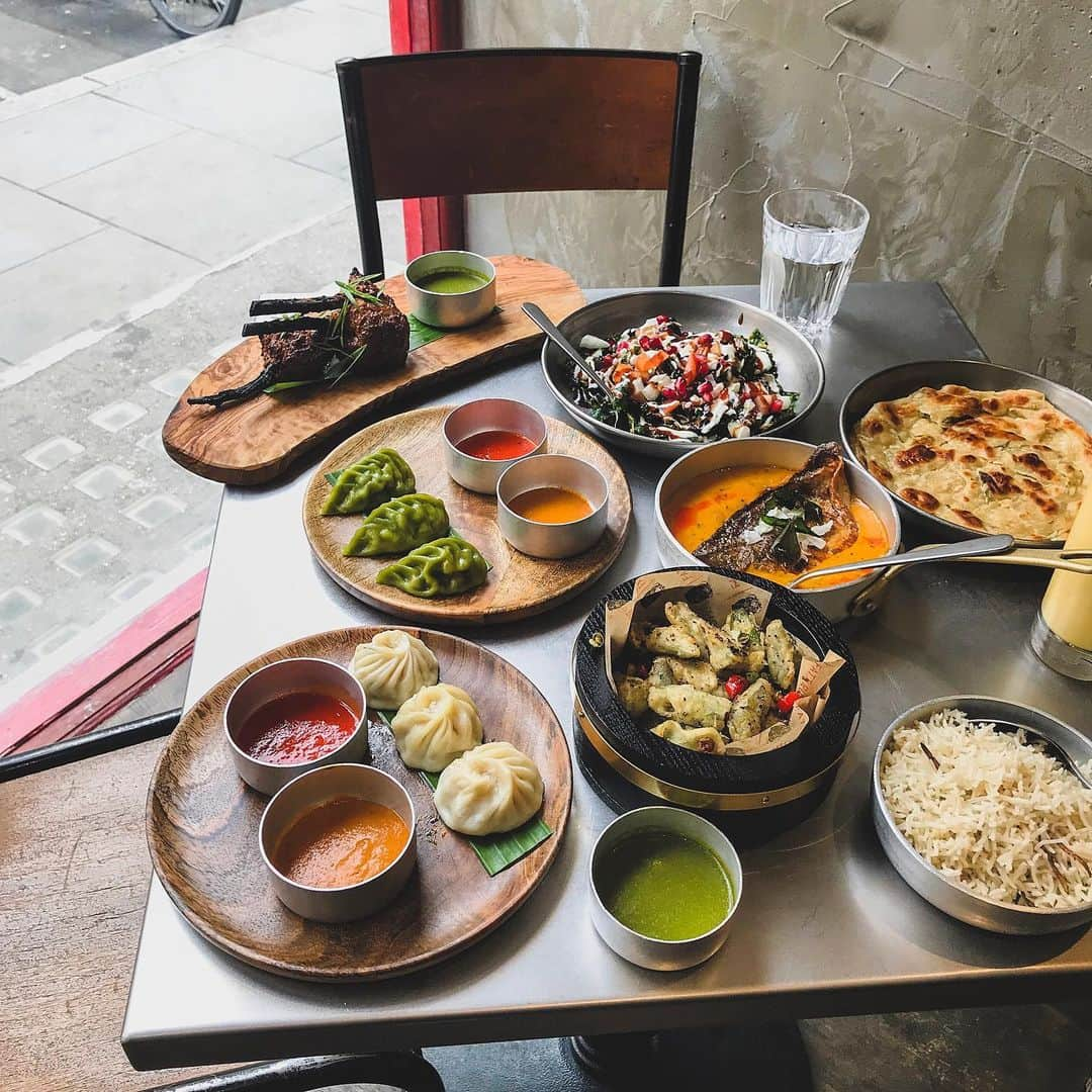 Eat With Steph & Coさんのインスタグラム写真 - (Eat With Steph & CoInstagram)「Here’s another shot of that dreamy lunch spread a few weeks back. Indian x Chinese food was new to me but man every dish here was so so good.  Definitely recommend the crispy spinach, sea bream curry, okra fries and the lamb chops 🔥  What’s tickling your fancy on this table? 📷 @verna.banana #invite #indian #chinese #food #fusion #spread #feast #sogood #delicious #yum #onthetable #recommended」6月28日 5時58分 - eatwithsteph_ldn