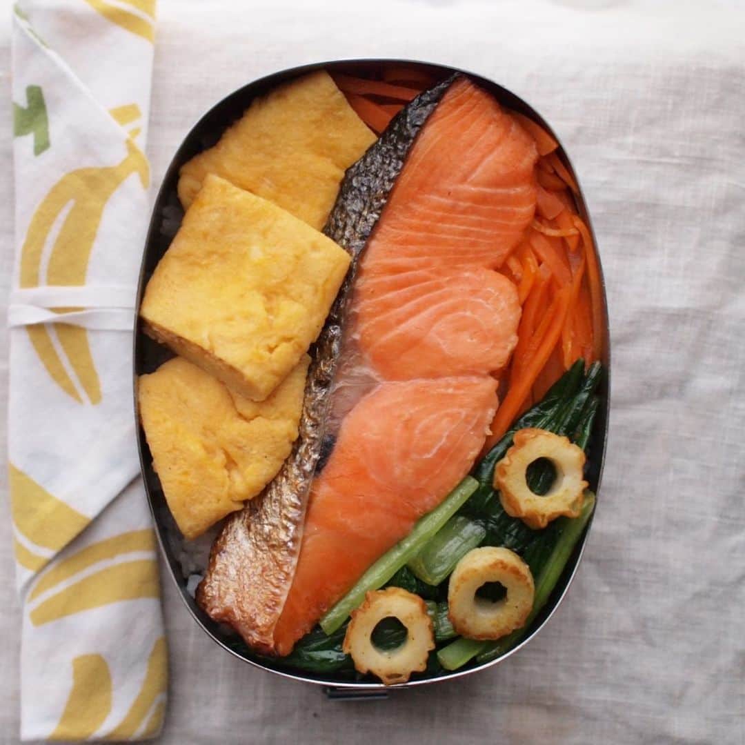 のインスタグラム：「06.28 鮭弁当  #roco弁 #お弁当 #高校生弁当 #高1男子弁当 #obento #bento #sensedemasaki #手ぬぐい #箸入れ」