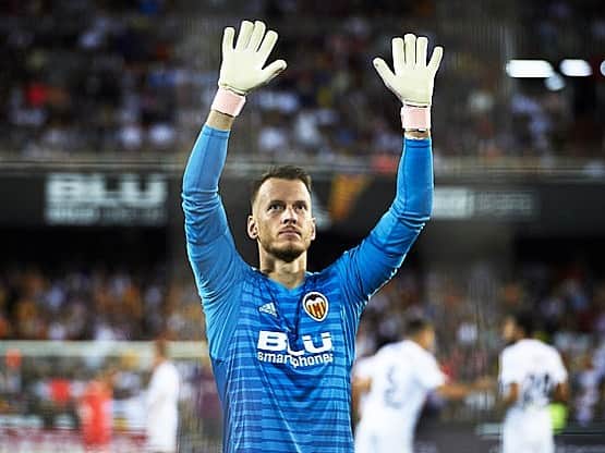 ノルベルト・ムラーラ・ネトのインスタグラム：「Hace dos años llegué al Valencia con el objetivo de ponerlo nuevamente en la Champions League. Me dediqué, trabajé dando mi mejor y me entregué en ese proyecto que sólo poca gente creía... y lo conseguí. Yo conseguí junto a mis compañeros, no sólo una, pero dos clasificaciones. Pero la vida se hace de ciclos y nuevos desafíos. Hoy me despido de cabeza erguida y con la sensación de deber cumplido con ustedes, ches. Llevo conmigo todas las experiencias vividas, el nacimiento de mi hija, los amigos que hice y el cariño que tuve. Gracias por estos años Valencia, por el apoyo que recibí, cariño y conquistas que tuvimos juntos. #amunt 🦇 . . . Há dois anos cheguei no Valencia com o objetivo de coloca-lo novamente na Champions League. Me dediquei, trabalhei dando o meu melhor e me entreguei por inteiro nesse projeto que apenas uma minoria acreditava... e consegui. Consegui junto com meus companheiros, não só uma, mas duas classificações. Porém, a vida é feita de ciclos e novos desafios. Hoje me despeço de cabeça erguida e com a sensação de dever cumprido com vcs ches. Levo comigo todas as experiências vividas, o nascimento da minha filha, os amigos que fiz e o carinho que tive. Obrigado por estes anos Valencia, pelo apoio que recebi,  carinho e conquistas que tivemos juntos. Amunt 🦇」