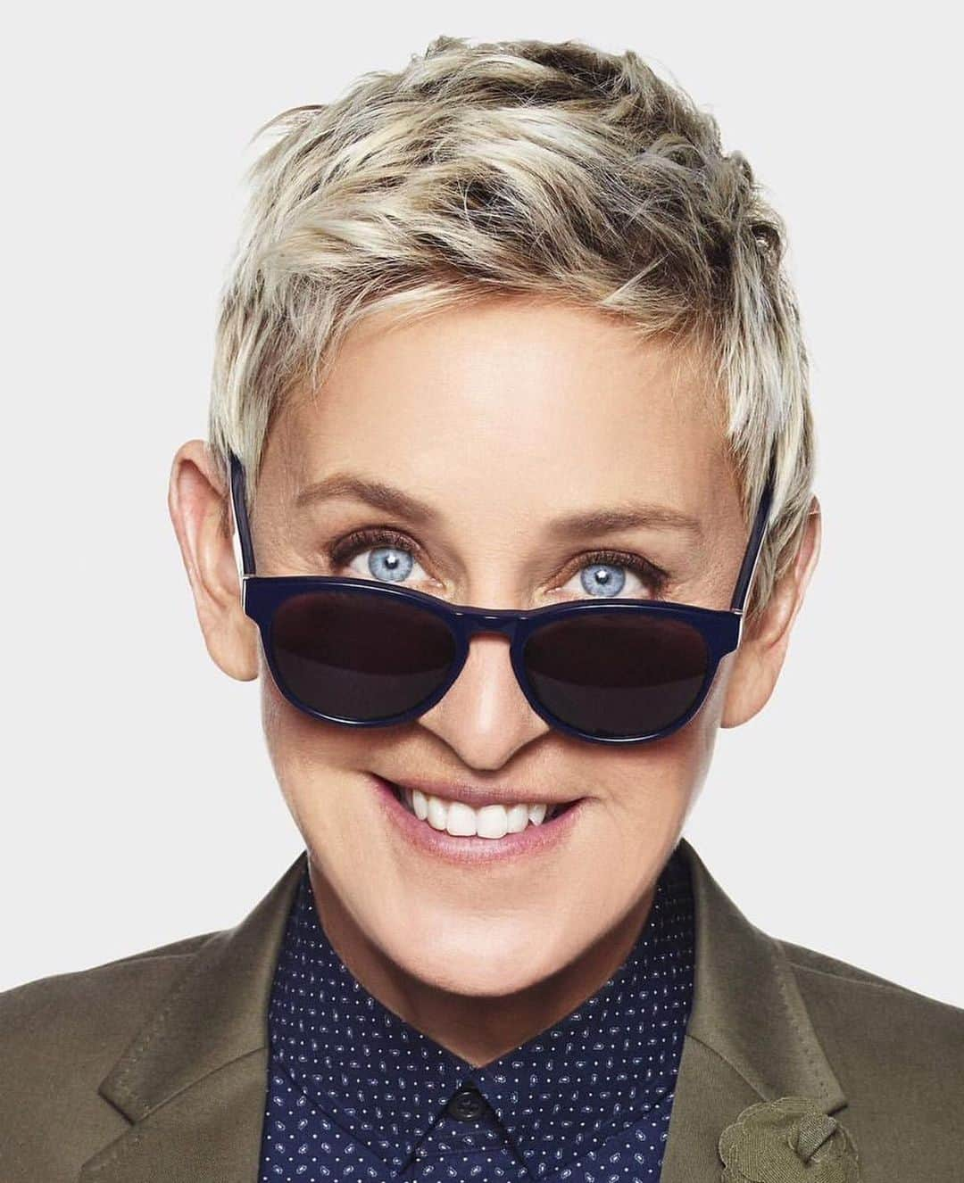 エレン・デジェネレスさんのインスタグラム写真 - (エレン・デジェネレスInstagram)「I’m flashing my baby blues for our flash sale on sunglasses! Happy #nationalsunglassesday! @edbyellen」6月28日 6時03分 - ellendegeneres