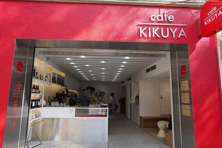 福岡グルメ 福岡ランチ「デビログ」さんのインスタグラム写真 - (福岡グルメ 福岡ランチ「デビログ」Instagram)「めちゃめちゃ"かっちょええ"カフェができとる❗️ 『cafe KIKUYA』 場所は中洲の国体道路沿いで、赤い入口が目立つね👍 オープンしたのは2019年の4月3日とのこと。 ここは隣の『#鉄板焼喜久家 』の系列店で、東京で人気の3つのロースター(焙煎業者)のコーヒー豆が楽しめる。 ◆シドニー発の#シングルオリジンロースターズ #SingleO ◆#グリッチコーヒーアンドロースターズ #GlitchCoffeeandRoasters ◆#カンノコーヒー (#神乃珈琲 ) 東京で人気のロースターのコーヒーが福岡でも楽しめるのは嬉しいね～😋 しかも設備がすごい！日本に数台しかないエスプレッソグラインダーやコーヒーマシンがあるのでそれを見るのも楽しいかも🙆‍♂️ pic1は窒素を水出しコーヒーに注入して細かく泡立たせた「#ニトロブリューコーヒー (#NitroBrewCoffee )」 泡が心地よい✌️ コーヒーの最高級品種のひとつである"#ゲイシャ "もある！(pic2)※日本の芸者とは関係ない . #cafeKIKUYA #福岡市博多区中洲 1-3-14 092-292-7769 10:30～3:00 無休 . ♦️福岡グルメ 福岡ランチを検索できるブログ は「デビログ」で検索👉 ♦️マニアックな情報や本当に美味しいお店情報なら「もっとデビログ」で検索👉 . #福岡カフェ #福岡カフェ巡り #中洲カフェ #カフェキクヤ #喜久家 #焼肉喜久家 #博多めんたいのいさ屋 #福岡カフェ部  #福岡 #博多 #fukuokapics #fukuoka #fukuokacity #hakata #福岡飲食店 #福岡グルメ #福岡ランチ #食べログ福岡」6月28日 6時05分 - devi_takahashi