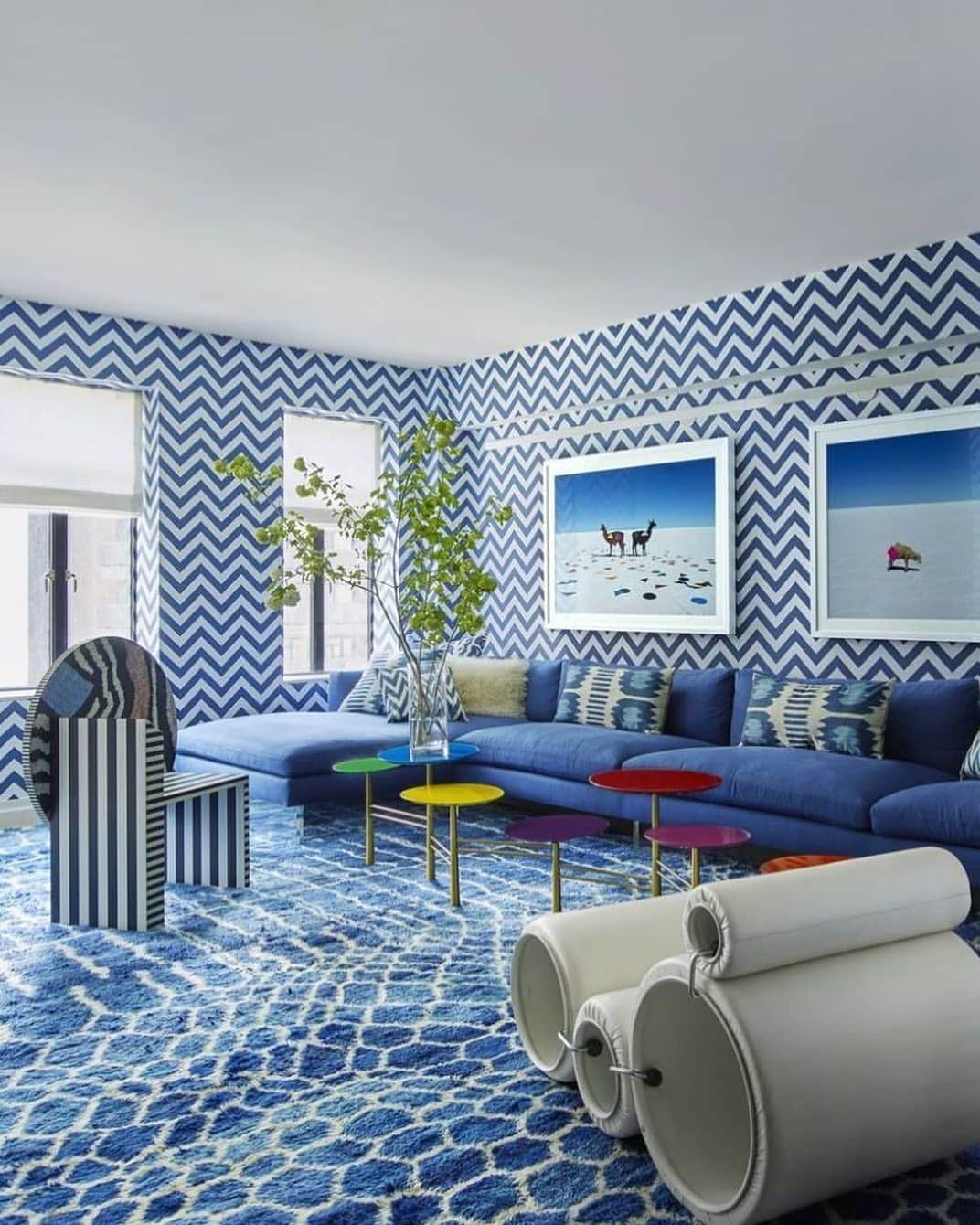 ELLE DECORさんのインスタグラム写真 - (ELLE DECORInstagram)「A bold and dramatic chevron wallpaper by @schumacher1889 makes a statement in this blue toned living room in New York designed by @kellybehunstudio. Click the link in our bio for our favorite living room wallpaper ideas. Photography by @richardpowersphoto, from the ED archive.」6月28日 6時10分 - elledecor