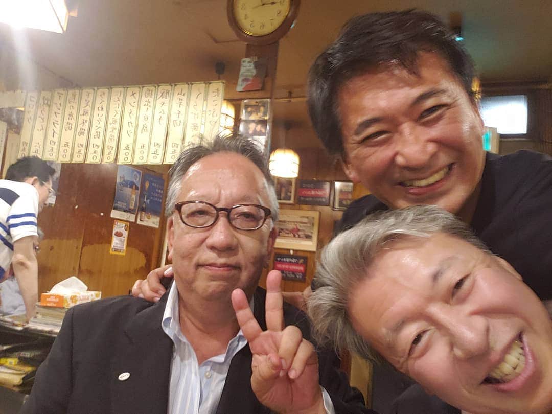 藤岡幸夫のインスタグラム：「昨日はオフ。昔のボクだったたら「待たせちゃってごめんなさい！」と笑顔で現れる彼女に「全然OK！キミを待つ時間は至福の時間なんだぜべいべー！」とただのアホになれてたのに…それが今ではあーた、現れたのはおっさん達。僕の恩人、頭脳明晰キレキレでギャグの天才！テレ東の近藤専務と包容力と実行力抜群のテレ東ダイレクト島田常務(顔だけ)。最高に楽しかった！ありがとうございました。僕は出会う人々に本当に恵まれてるなぁと改めて皆様に感謝しております。ところで…お店のトイレ… にも感謝！！(５年前から貼り続けて下さり、今では時間帯も局名も違いますが逆にレトロで嬉しい。因みに現在はBSテレ東 毎週土曜日23:30～です)。」
