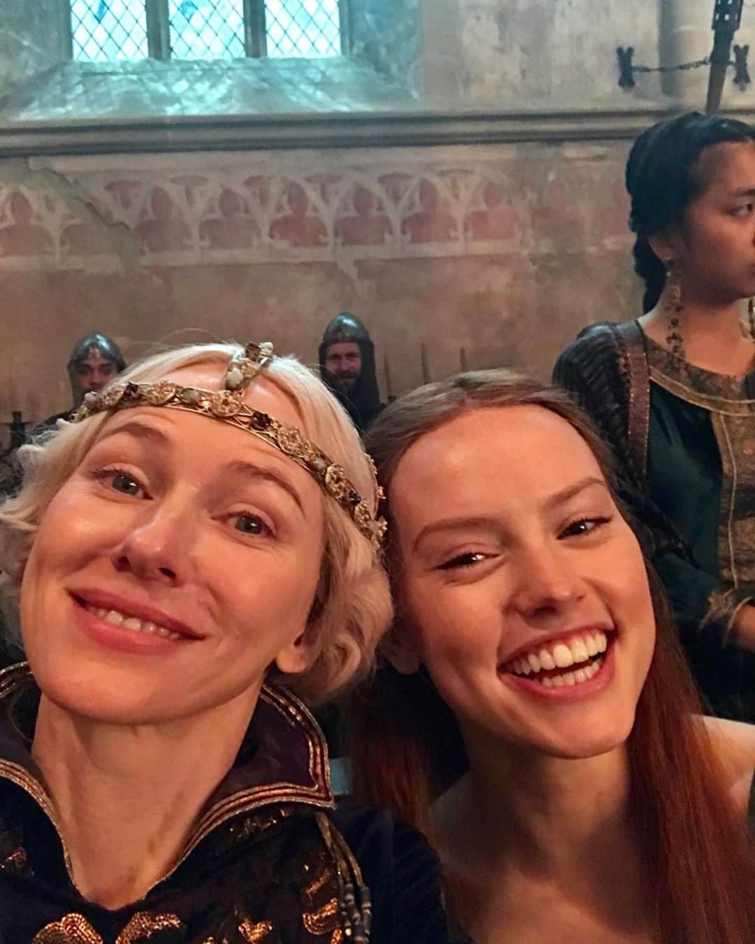 ナオミ・ワッツさんのインスタグラム写真 - (ナオミ・ワッツInstagram)「Want to see an incredible performance? Here’s the lovely #daisyridley on the set of #Opheliamovie She’s truly brilliant as #Ophelia in this reimagining of #hamlet Opens tomorrow.  #tb #bts Enjoy !! 😘」6月28日 6時29分 - naomiwatts