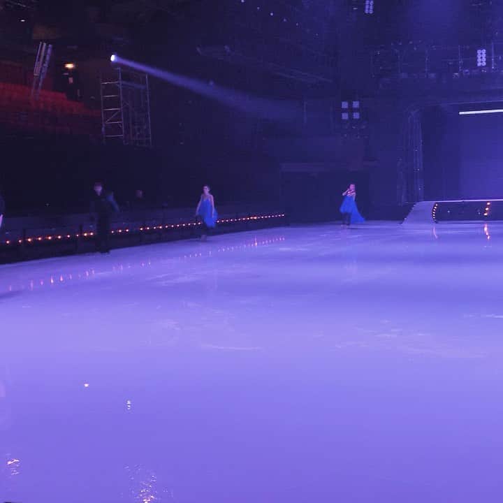 ジョーダン・モエラーのインスタグラム：「Things are heating up! Hot Ice Utopian opens 1 week from today! Can’t wait to show off what myself and the rest of this amazing cast have been working on these past three weeks. @hoticeshow 🎥- @jeremie.panya  #hotice #utopian #pleasurebeach #blackpool #doyoufeelutopian」