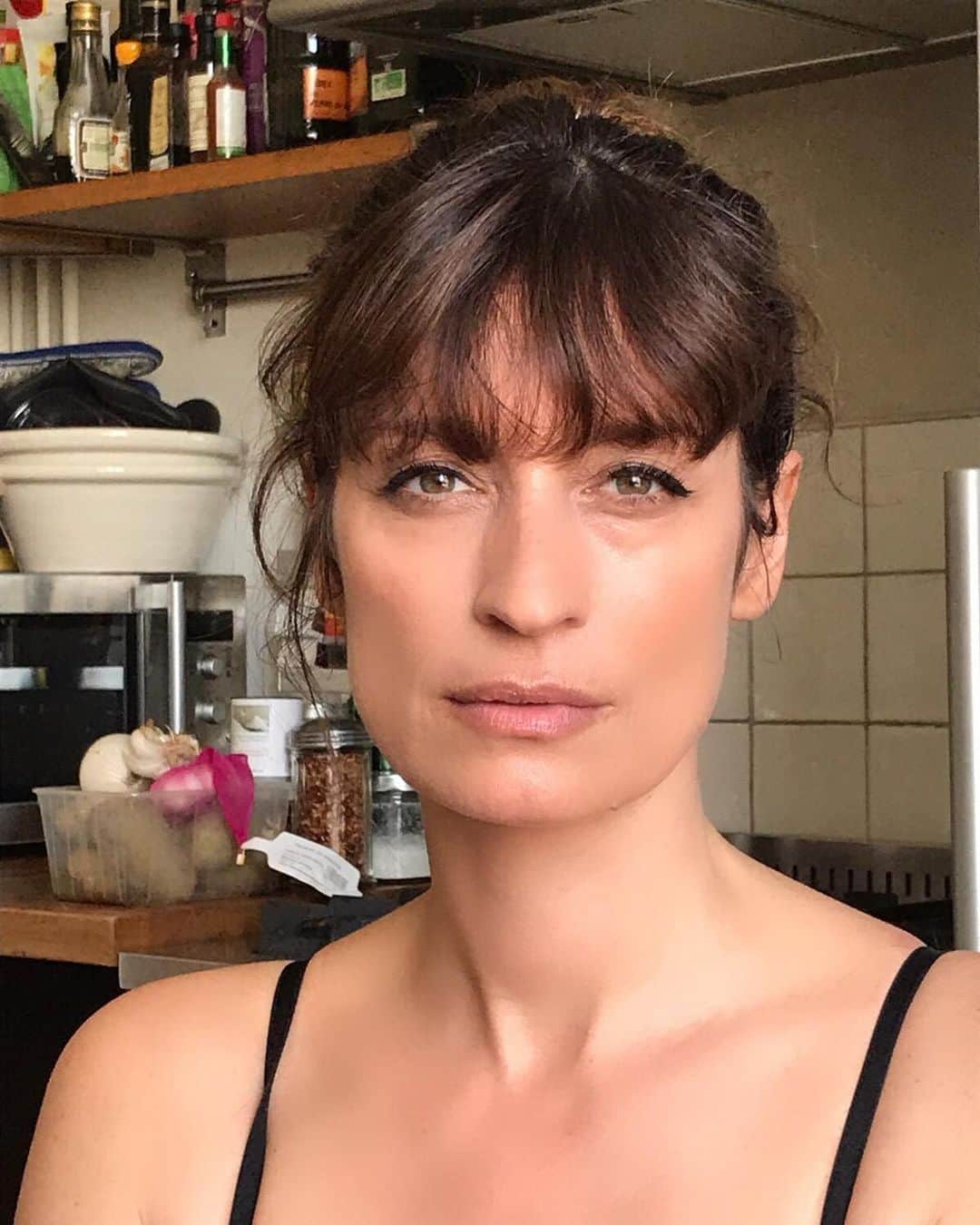 カロリーヌ・ド・メグレのインスタグラム：「Getting ready for #LeParisRusseDeChanel #ChanelHighJewelry tonight  Makeup and hair @camilloumakeup」