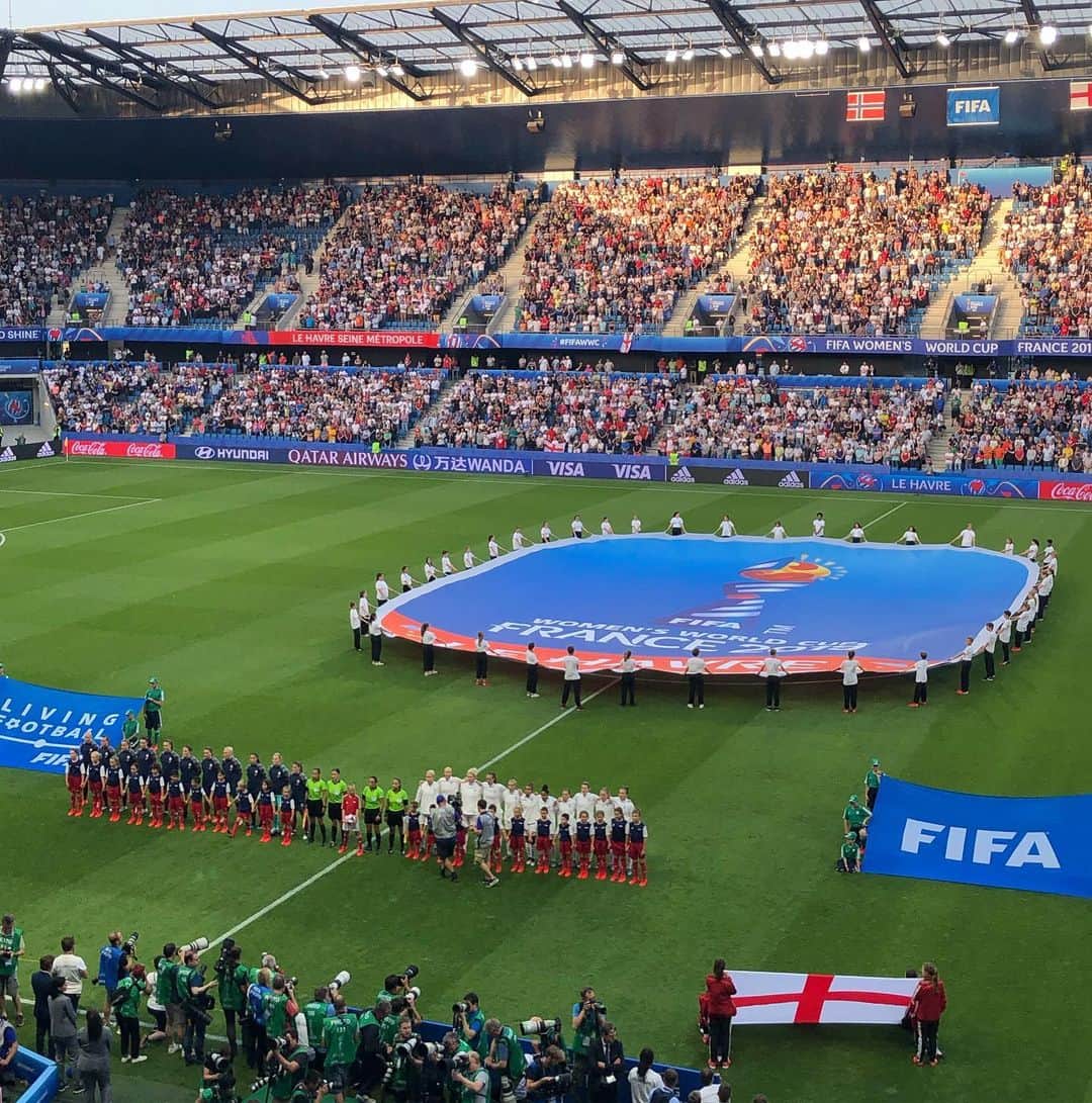 石原孝尚さんのインスタグラム写真 - (石原孝尚Instagram)「FIFA Women’s World Cup France 2019  England 3-0 Norway  Great manager PHIL NEVILLE  イングランドが安定の強さで勝利  監督のネビルとスタッフの連携が素晴らしく  デザインされたセットプレーからもゴール ウォーミングアップから先発組もサブ組にもスタッフがそれぞれついて選手を大切に考えていた  試合後も監督が率先して選手をサポーターのところに行かせてるし、監督として素晴らしく、自分もこんな監督でありたい、スタッフ、選手の力を発揮できる監督を目指したいと思いました。  ノルウェーチームのアップも興味深くて、サブの選手が先発のアップをサポート 世界中がチームの一体感を大切にしていると感じました。 スタジアムで試合前、試合後もいないとわからない部分が多いしもっと学びたいって強く思います。  今日は一人でパリから3時間の運転だったから、やめちゃおうかなって少し思ったけど笑、来てよかった🧐  これからパリへ戻りまーす🇫🇷 ベッカムも娘さん連れて来てて 素敵でした😊  #fifawomensworldcup  #womensworldcup  #なでしこ  #なでしこジャパン」6月28日 6時39分 - taka_ishihara