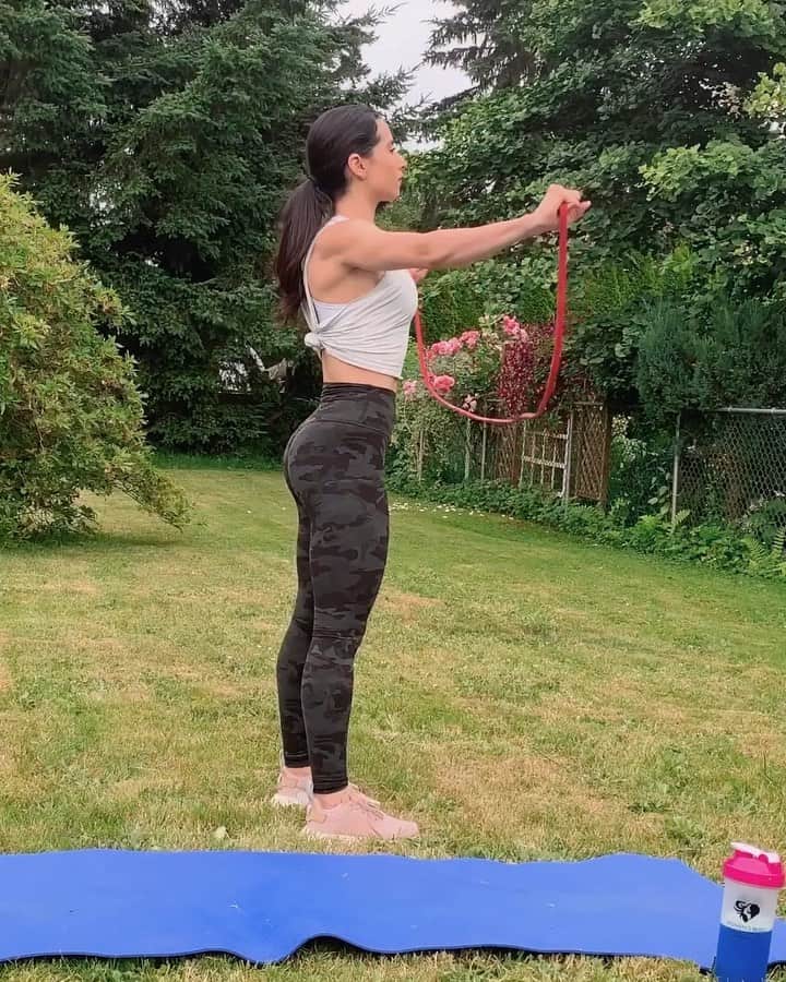 Sarah Ramadanのインスタグラム：「Upper body workout ft mr. sun 🌞💪🏼💜 | @womensbest 💞 ⠀ ⠀ 🅰️Mobility: 15 minutes of warming up my body by 1. Chasing atlas around the yard because he took my car keys and 2. Activating my shoulders, back, triceps, and core by dynamic stretches (Filmed some of my faves using a light resistance band) ⠀ 🅱️: Workout ⠀ 1️⃣Push ups: I did a total of 40 - separated in as many sets as you need to get there. You can do kneeling push ups if this version is too difficult! ⠀ 2️⃣DB Plank Row: 3x10 (per side) ⠀ 3️⃣Seated Alternating DB Press: make sure to sit upright while keeping your core tightttttt (super important to maintain healthy alignment!!) 3x10 per side ⠀ 4️⃣Bent Over DB Row into Front Raises: perform 3 reps of each exercise, repeating for 4 rounds to complete 1 set. Perform 3 sets. ⠀ 5️⃣DB Rear Delt Fly into Rows: Perform 10 reps of each exercise for 3 sets. ⠀ 6️⃣Plate Lateral Raises: Finished with some light weights to pump up my side delts. I did as many reps as I could for 2 sets. ⠀ #womensbest #upperbodyworkout #fightforgrowth」